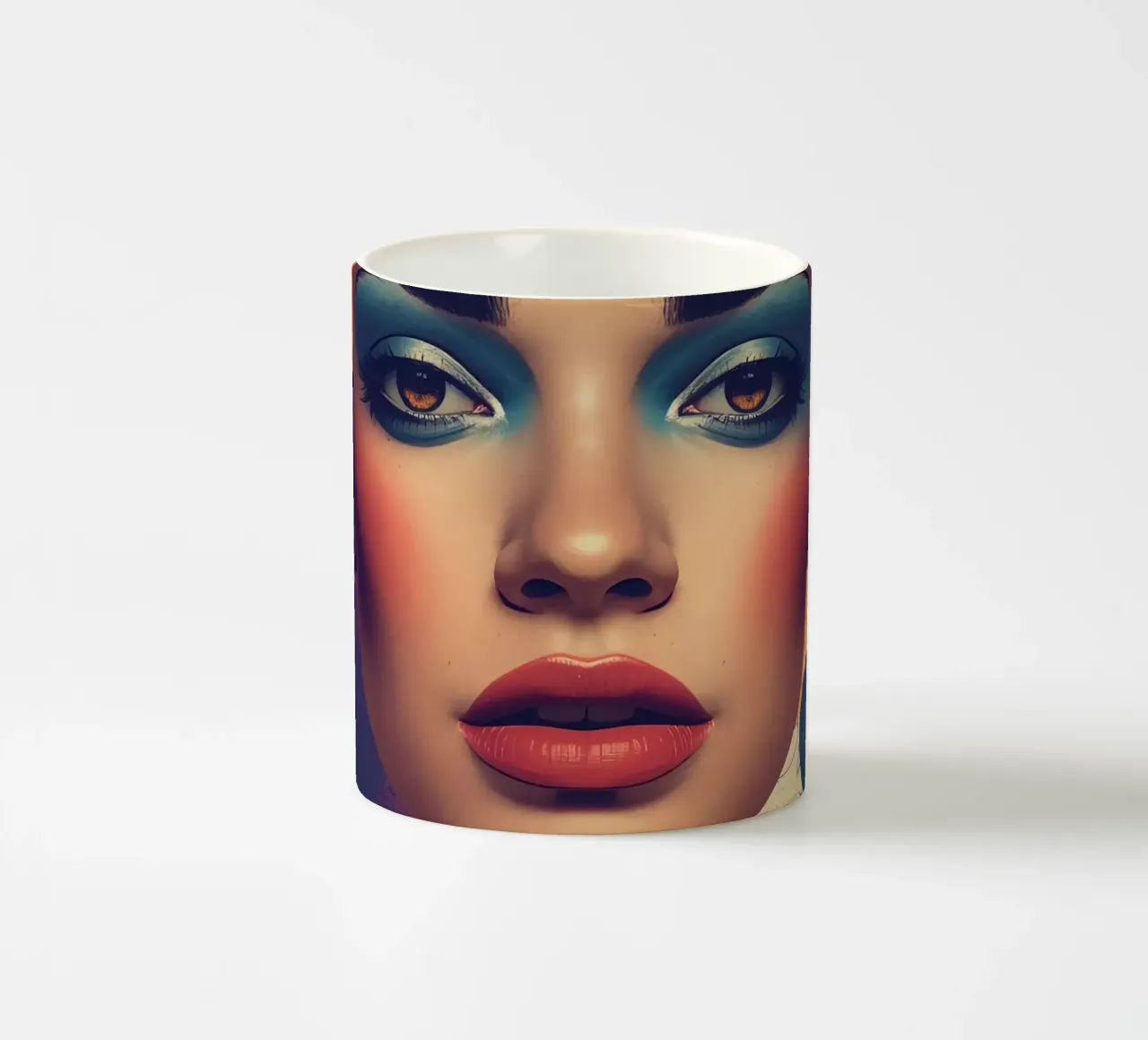 Volto di donna con trucco e forme geometriche pastello tazza in ceramica da DesignDoodle