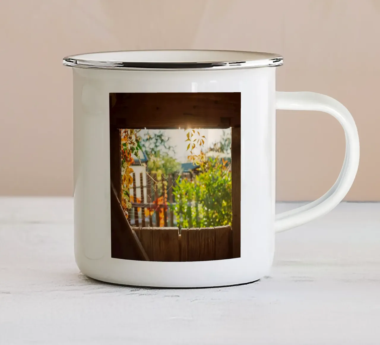 Vue sur l'automne doré à travers une toile d'araignée mug en émail de Natur Wandbild — Orte für die Seele