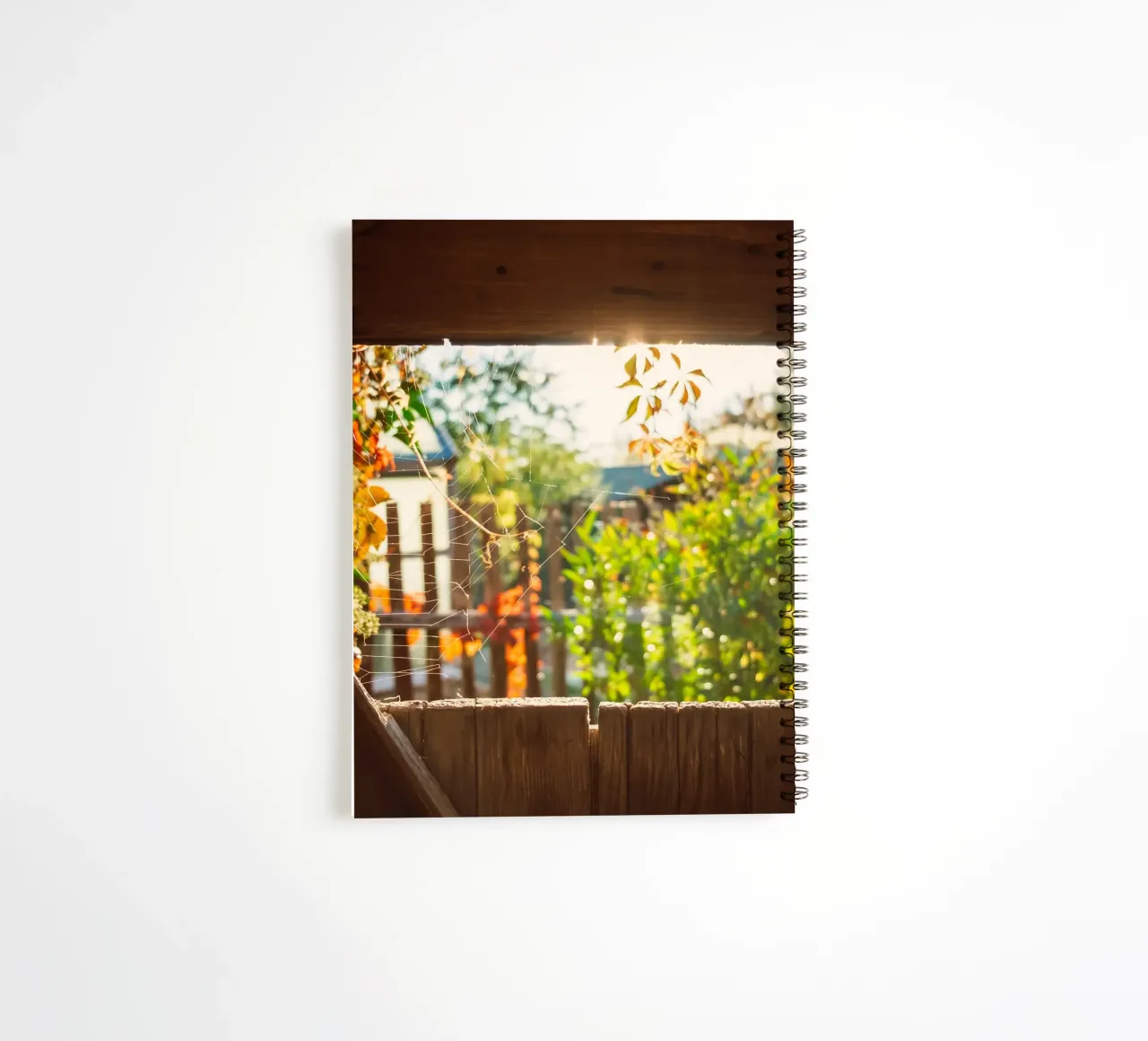 Vue sur l'automne doré à travers une toile d'araignée carnet à spirale de Natur Wandbild — Orte für die Seele