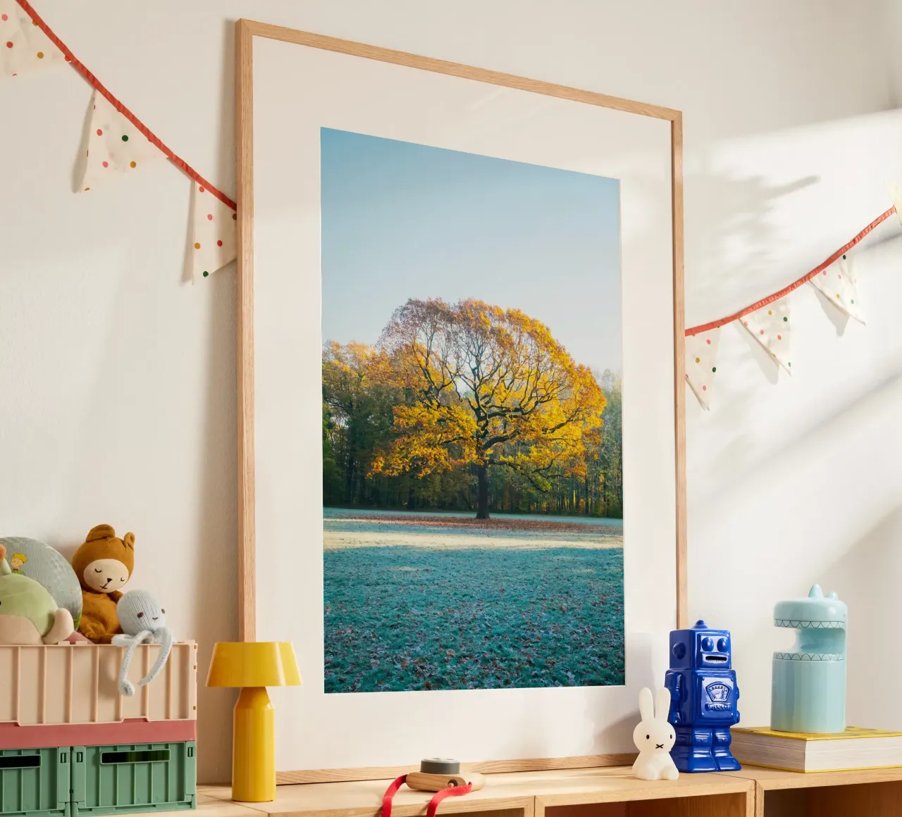 La possente quercia risplende autunnale contro l'inverno poster con telaio in legno da Natur Wandbild — Orte für die Seele
