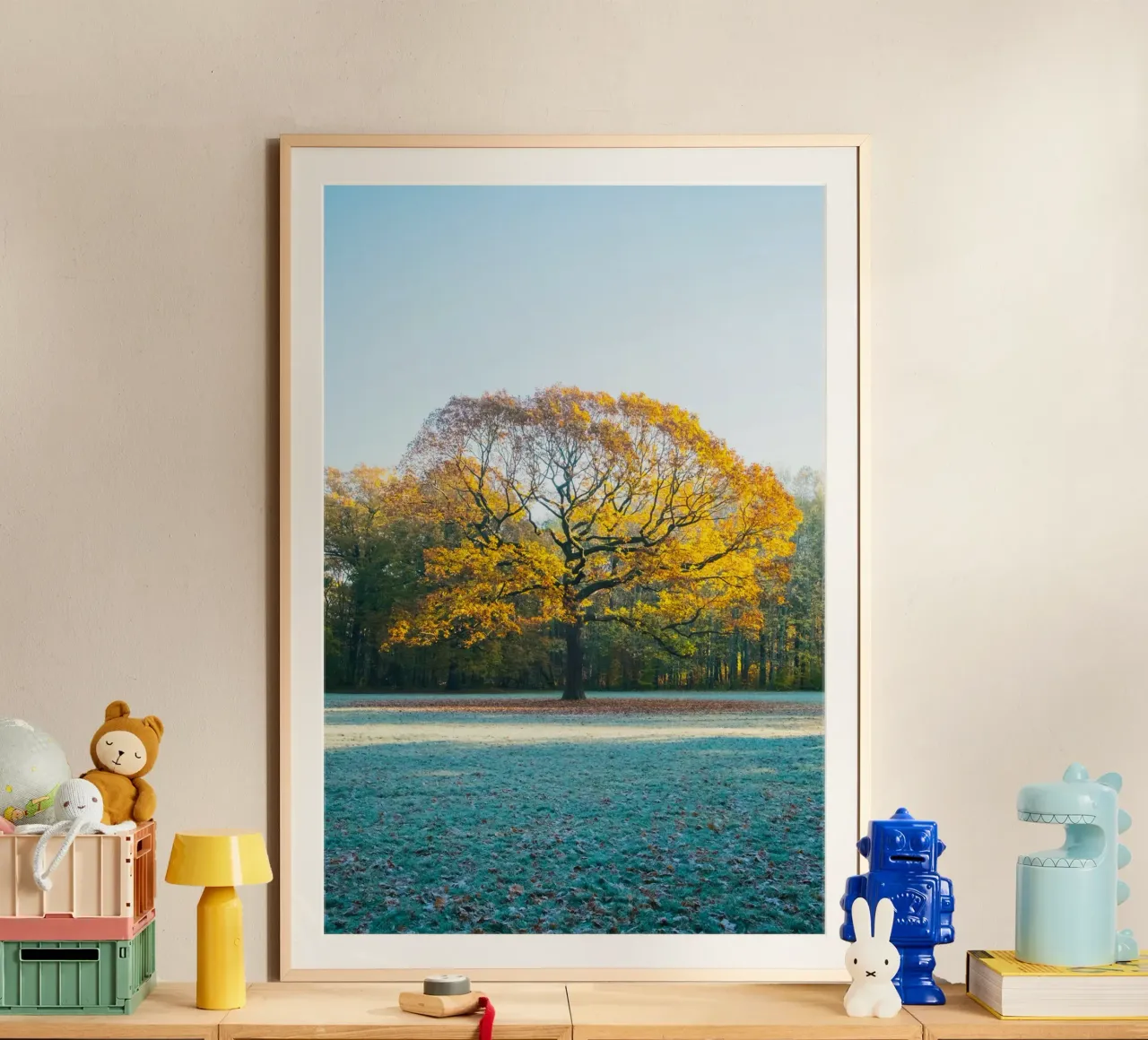 La possente quercia risplende autunnale contro l'inverno poster con telaio in legno da Natur Wandbild — Orte für die Seele