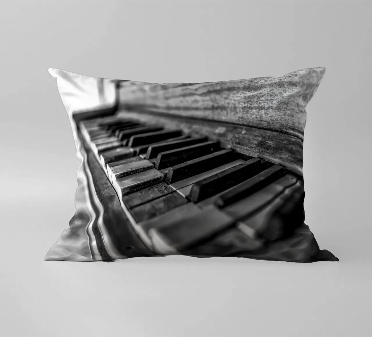 Vecchio pianoforte in bianco e nero cuscino da anderm