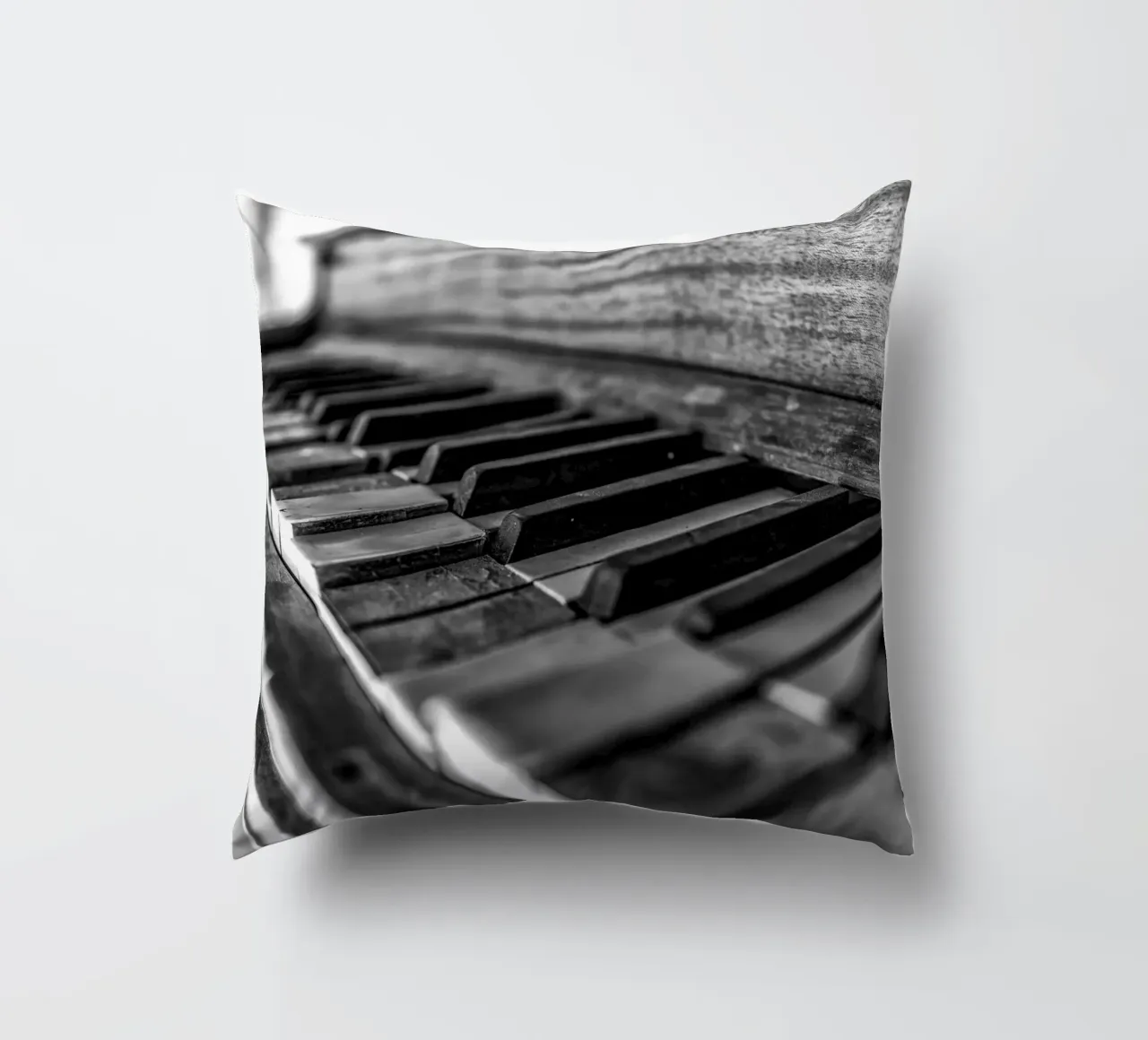 Vecchio pianoforte in bianco e nero cuscino da anderm