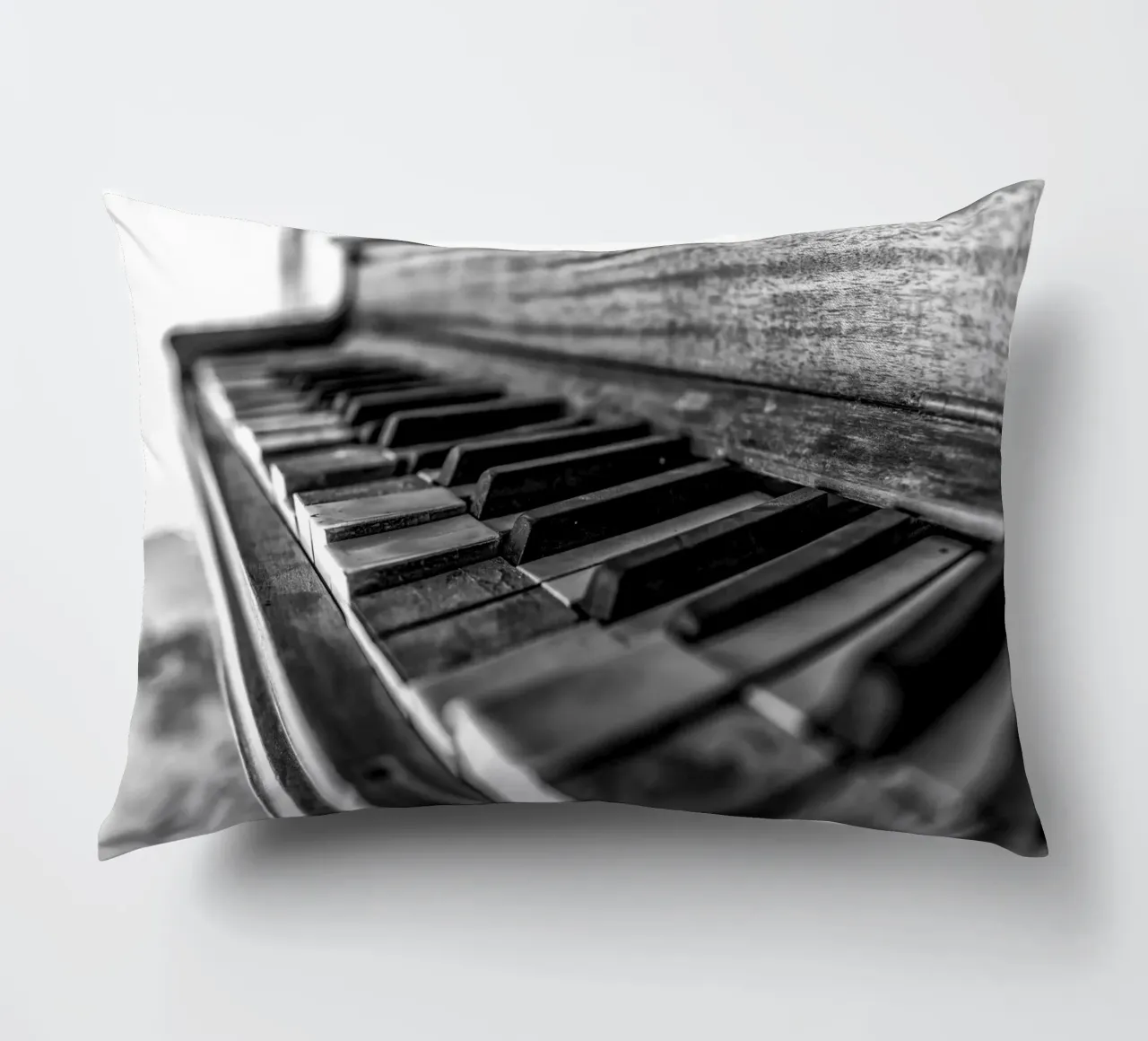 Vecchio pianoforte in bianco e nero cuscino da anderm