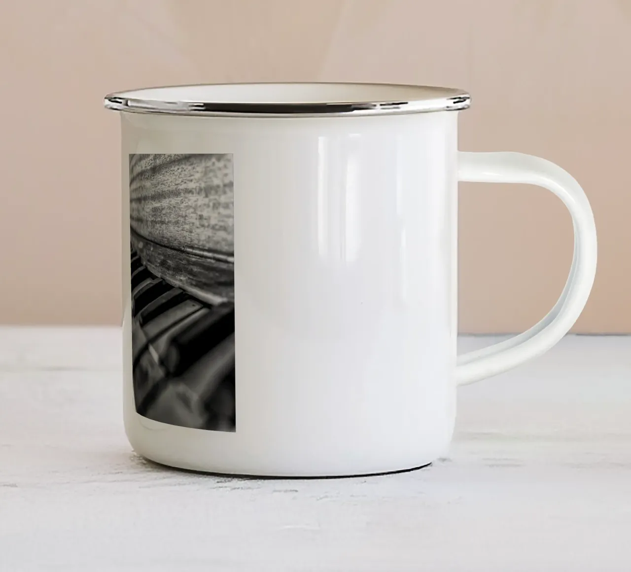 Vecchio pianoforte in bianco e nero tazza in smalto da anderm
