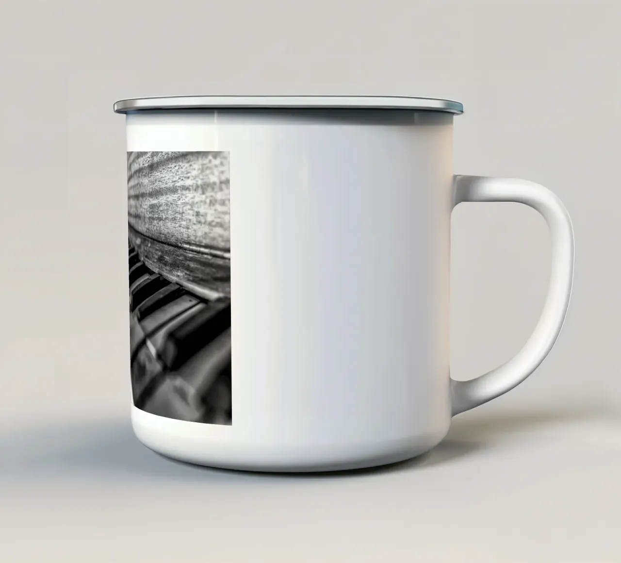 Vecchio pianoforte in bianco e nero tazza in smalto da anderm