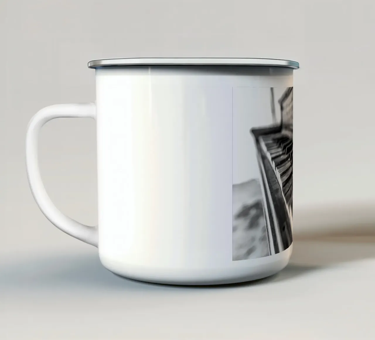 Vecchio pianoforte in bianco e nero tazza in smalto da anderm