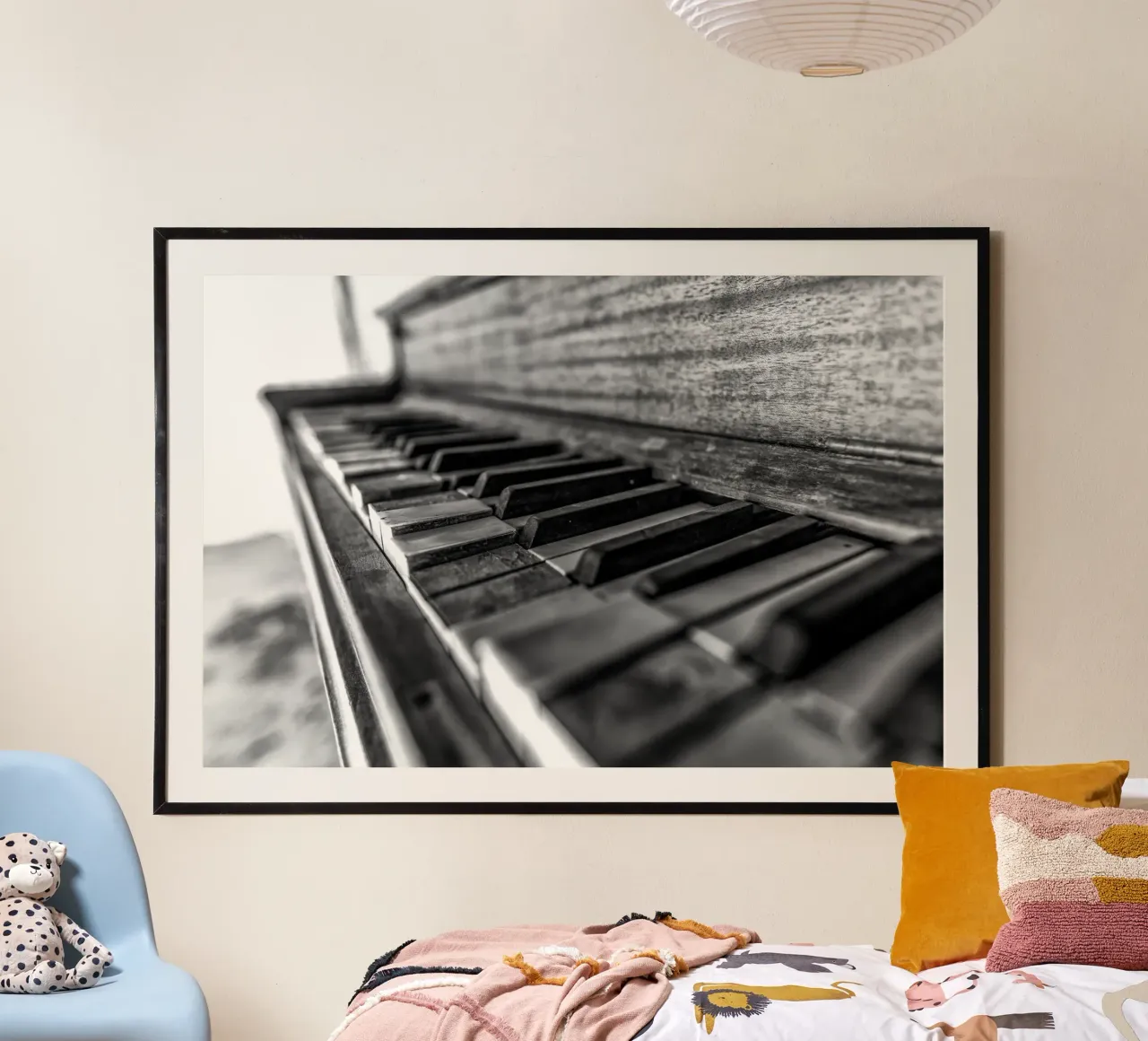 Vecchio pianoforte in bianco e nero poster con telaio in plastica da anderm