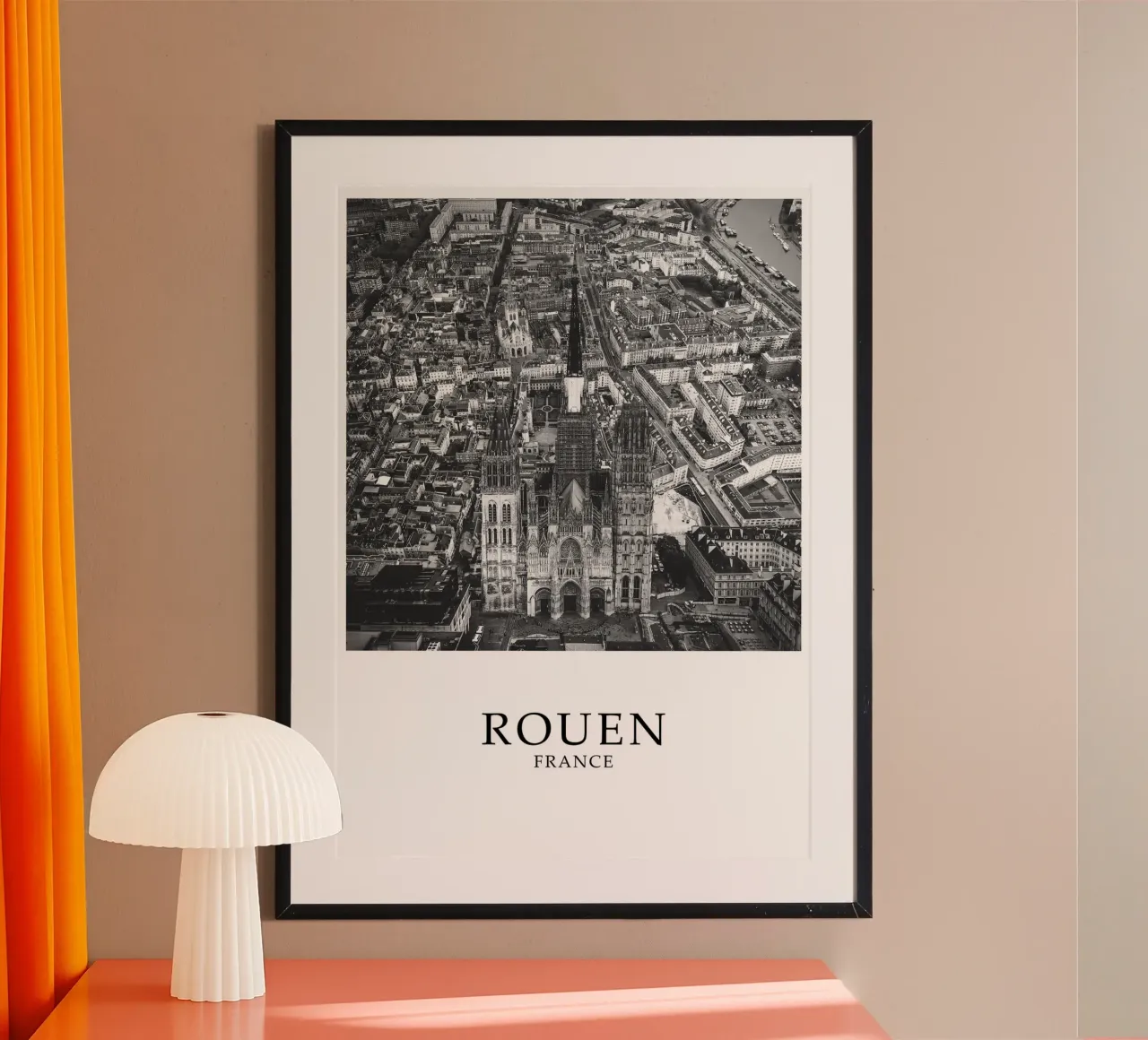 Rouen Francia Paesaggio urbano in scala di grigi poster con telaio in plastica da Charnwood Prints