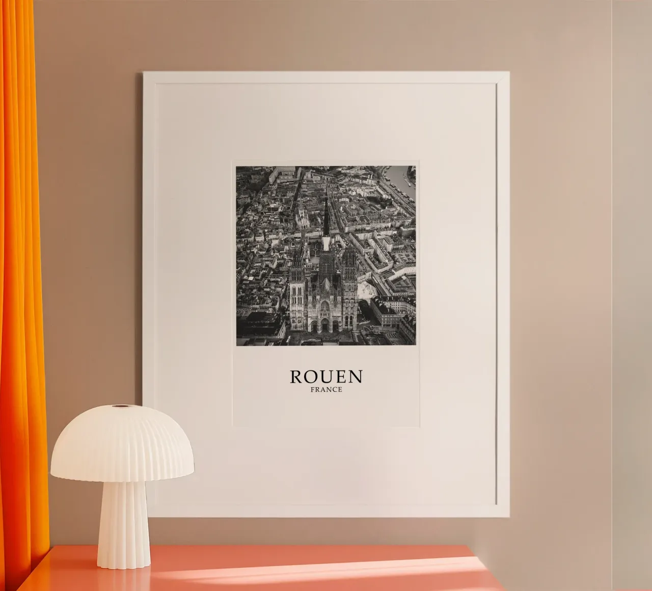 Rouen Francia Paesaggio urbano in scala di grigi poster con telaio in plastica da Charnwood Prints