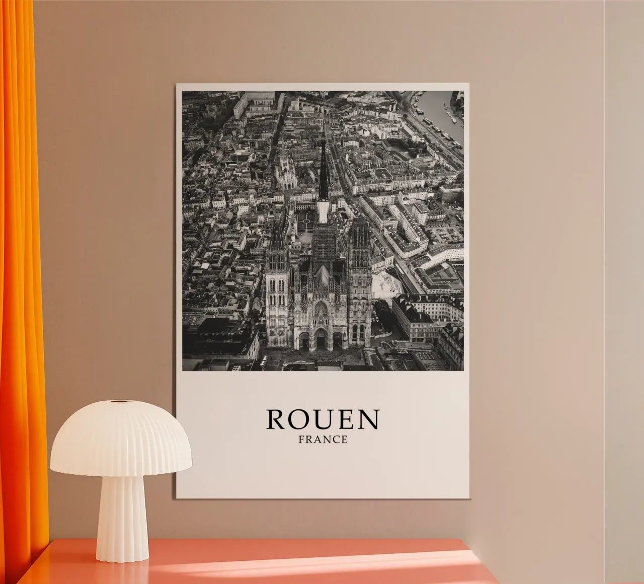 Rouen Francia Paesaggio urbano in scala di grigi poster con telaio in plastica da Charnwood Prints