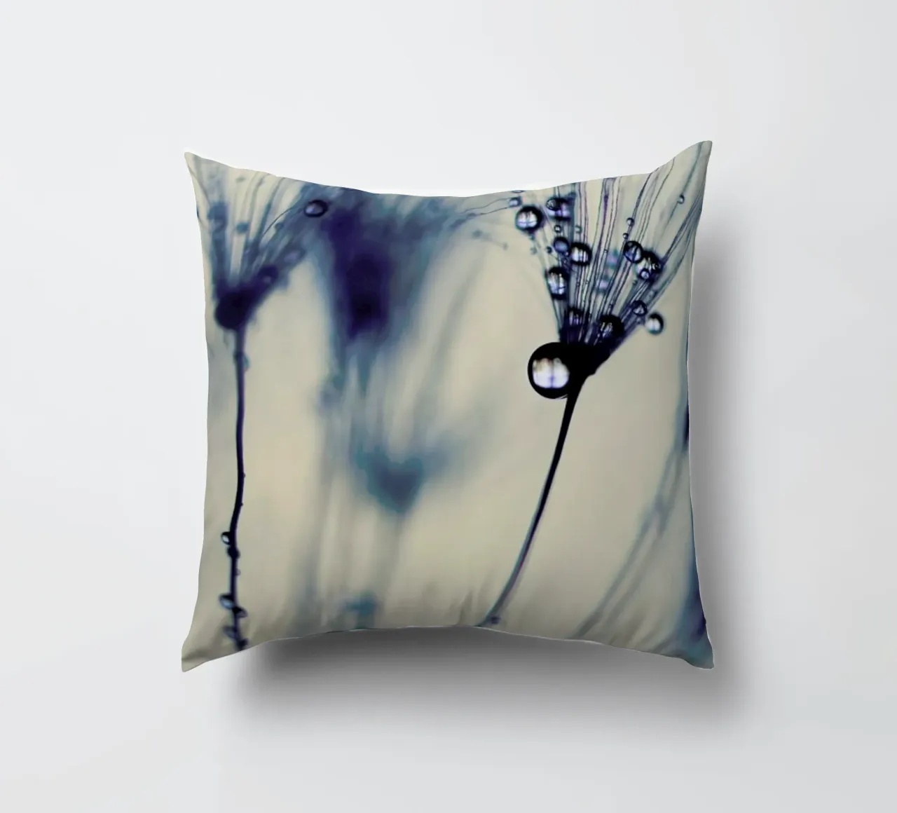 droplets of moody blues cuscino da Ingrid Beddoes