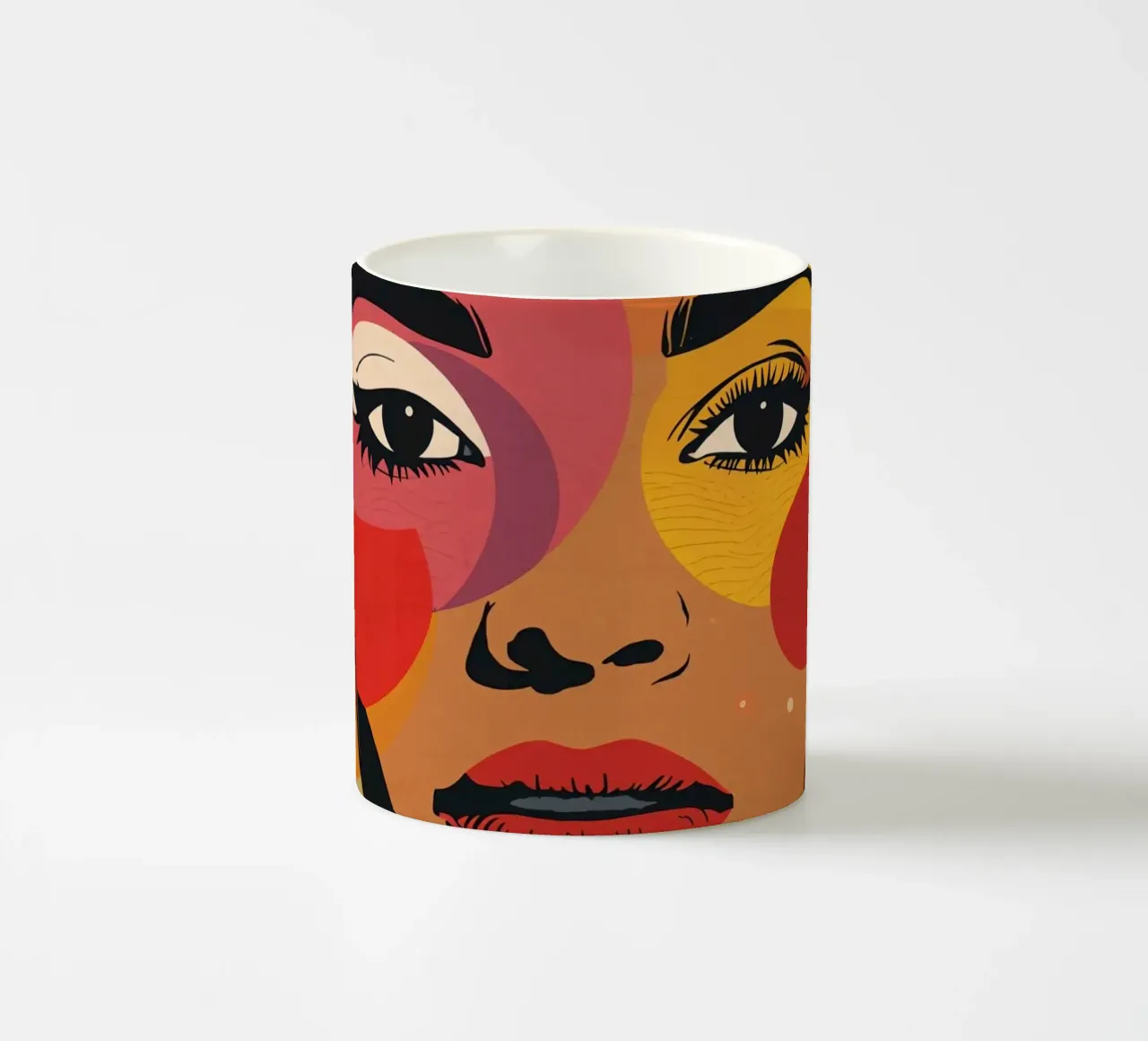 Ritratto di donna con illustrazione di forme geometriche colorate tazza in ceramica da DesignDoodle