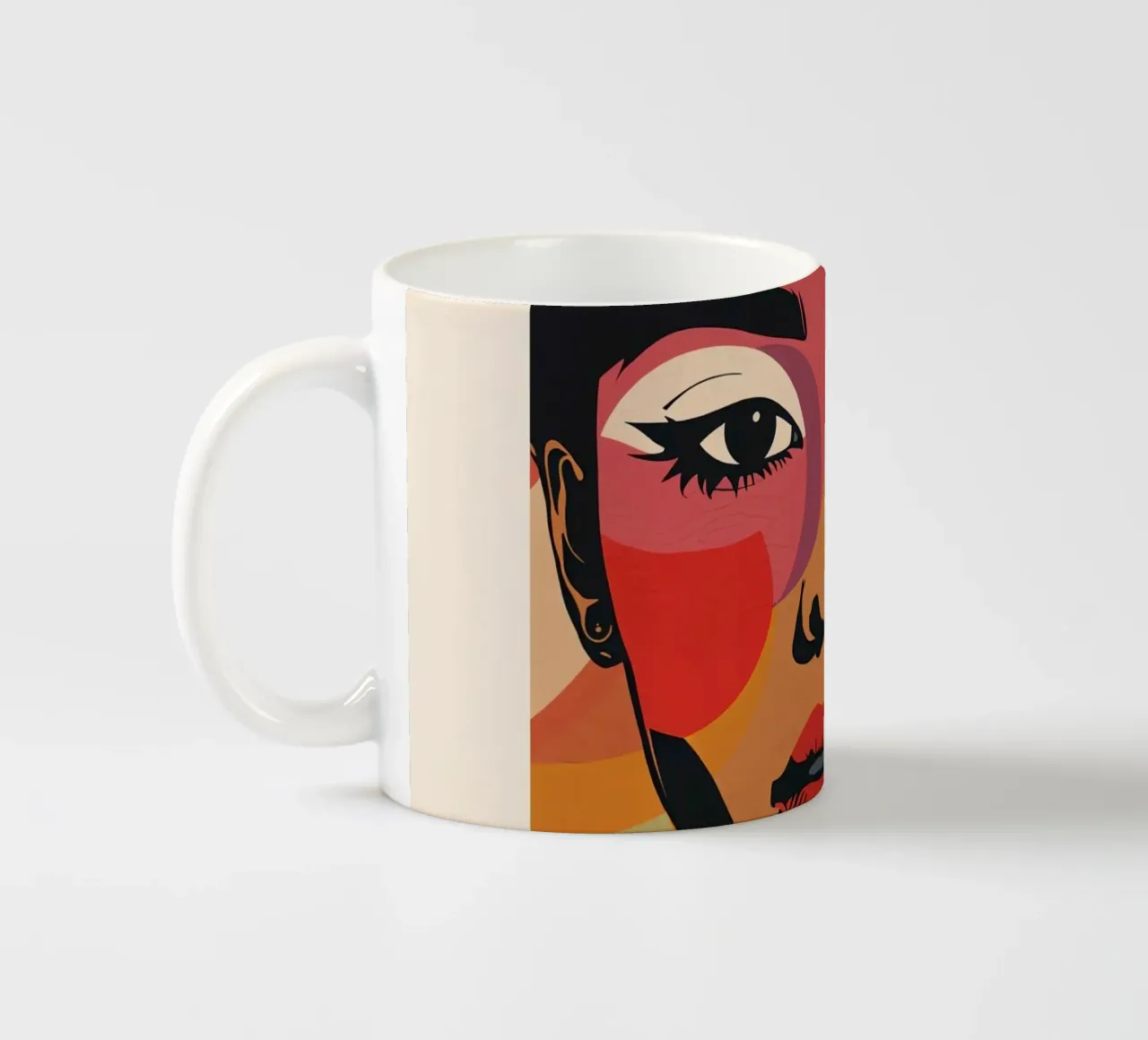 Ritratto di donna con illustrazione di forme geometriche colorate tazza in ceramica da DesignDoodle