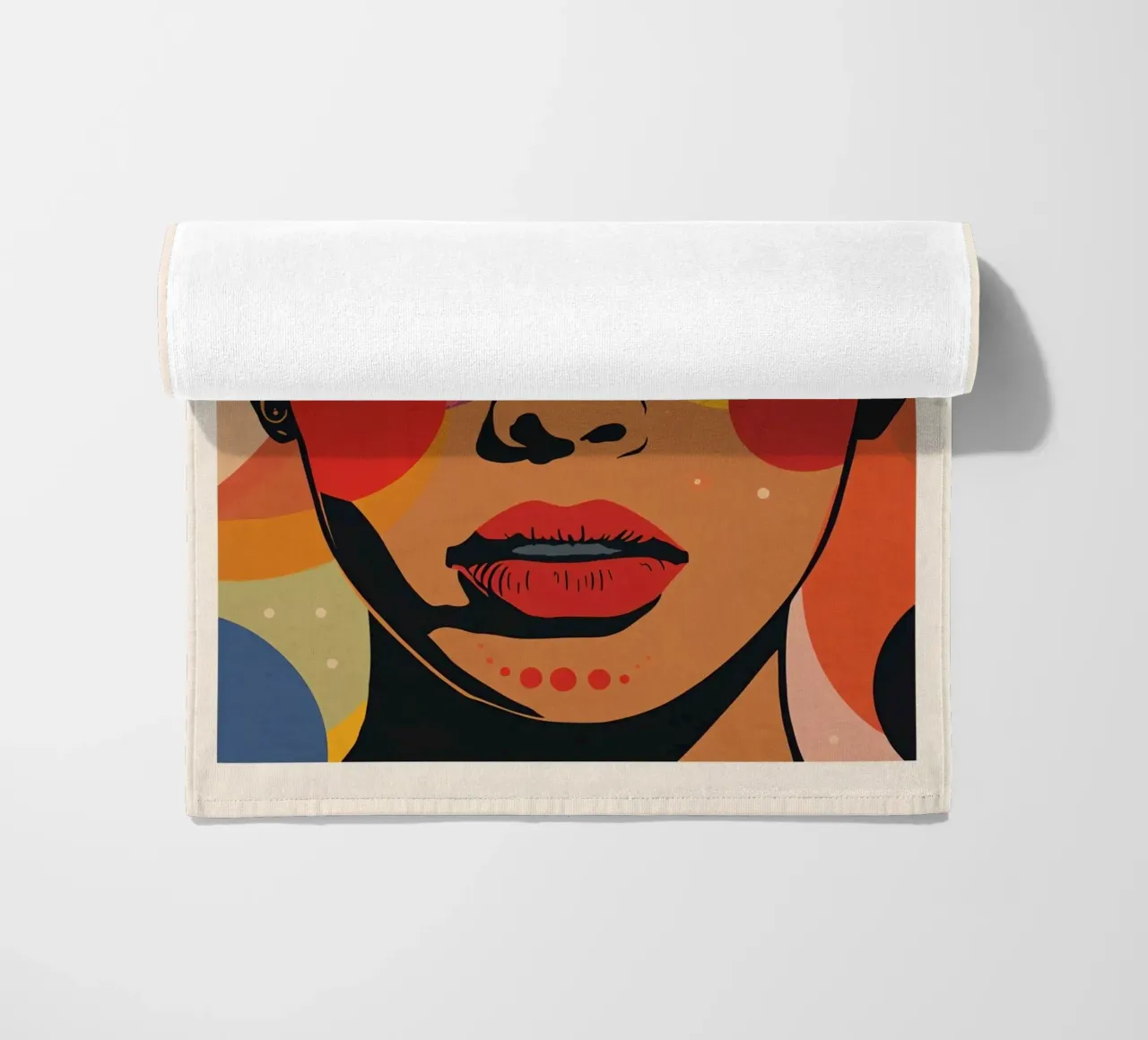 Ritratto di donna con illustrazione di forme geometriche colorate telo mare da DesignDoodle