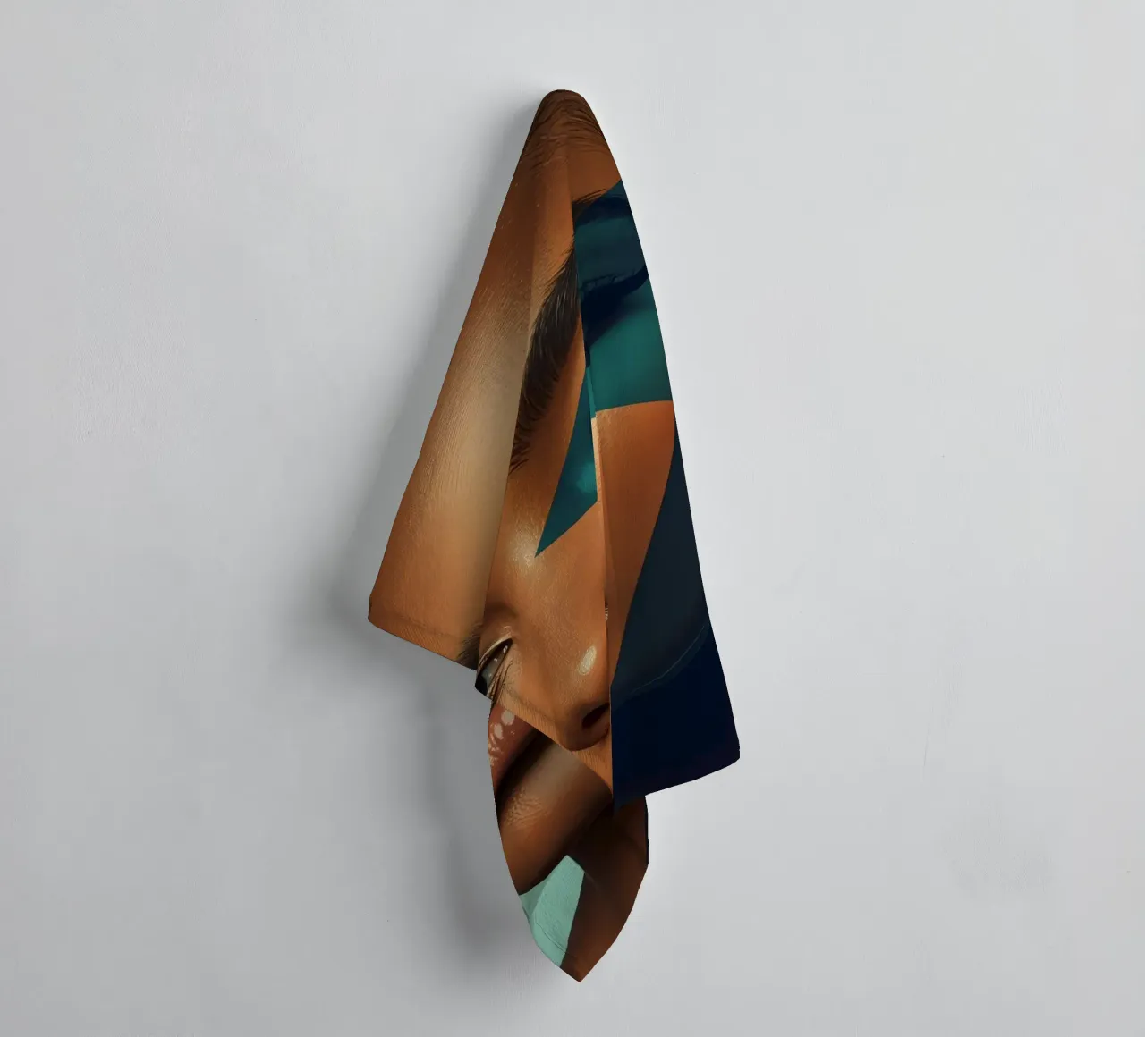 Ritratto di donna con sovrapposizioni geometriche di colori asciugamano da bagno da DesignDoodle