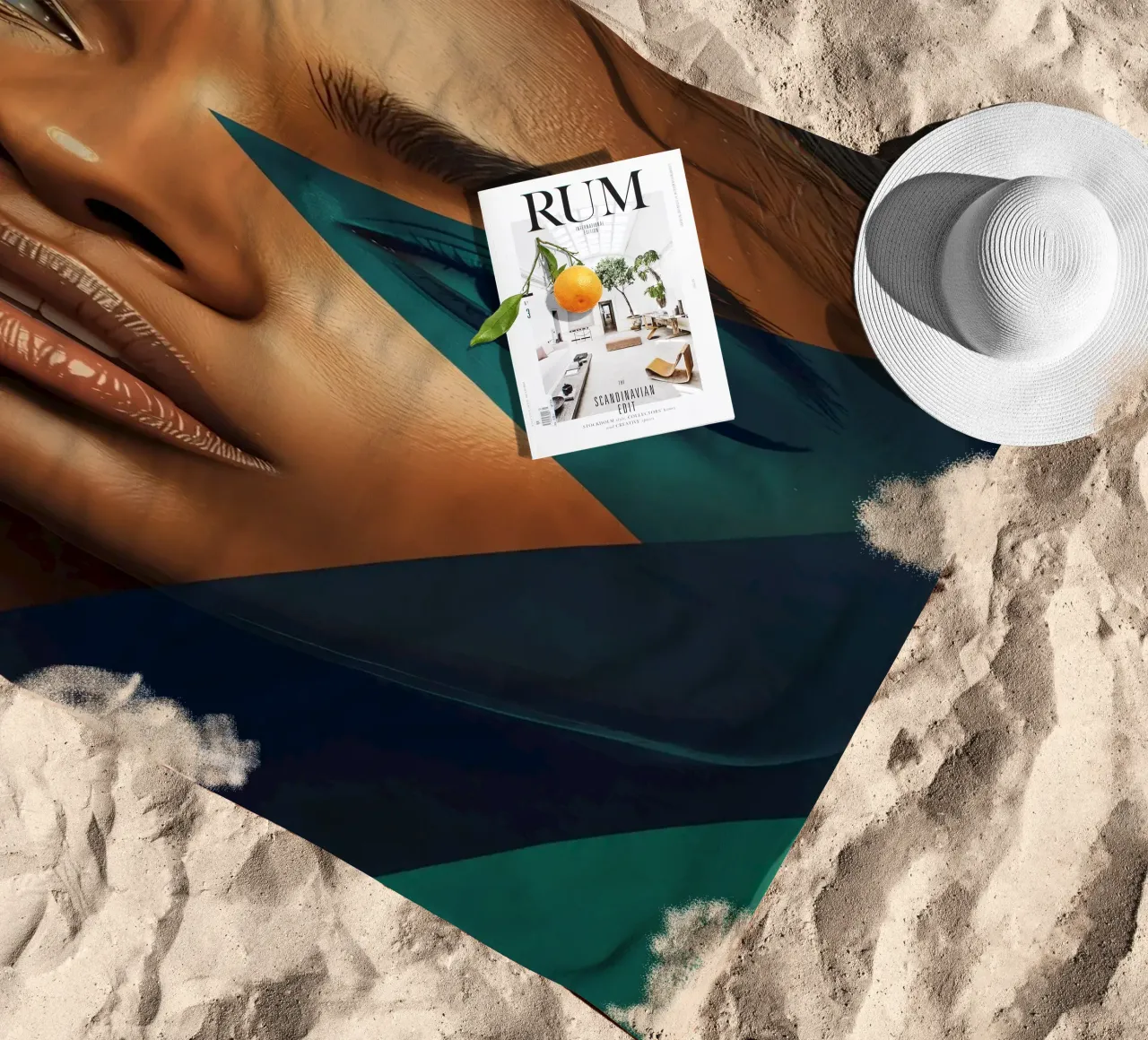Ritratto di donna con sovrapposizioni geometriche di colori telo mare da DesignDoodle