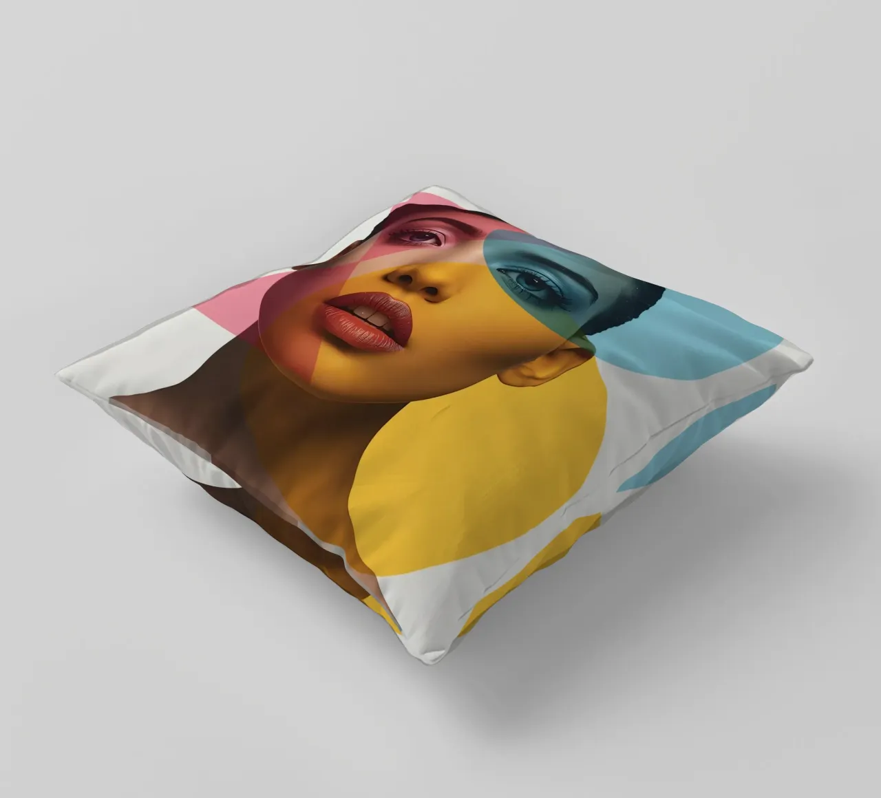 Ritratto di donna con forme geometriche e colori vivaci cuscino da DesignDoodle