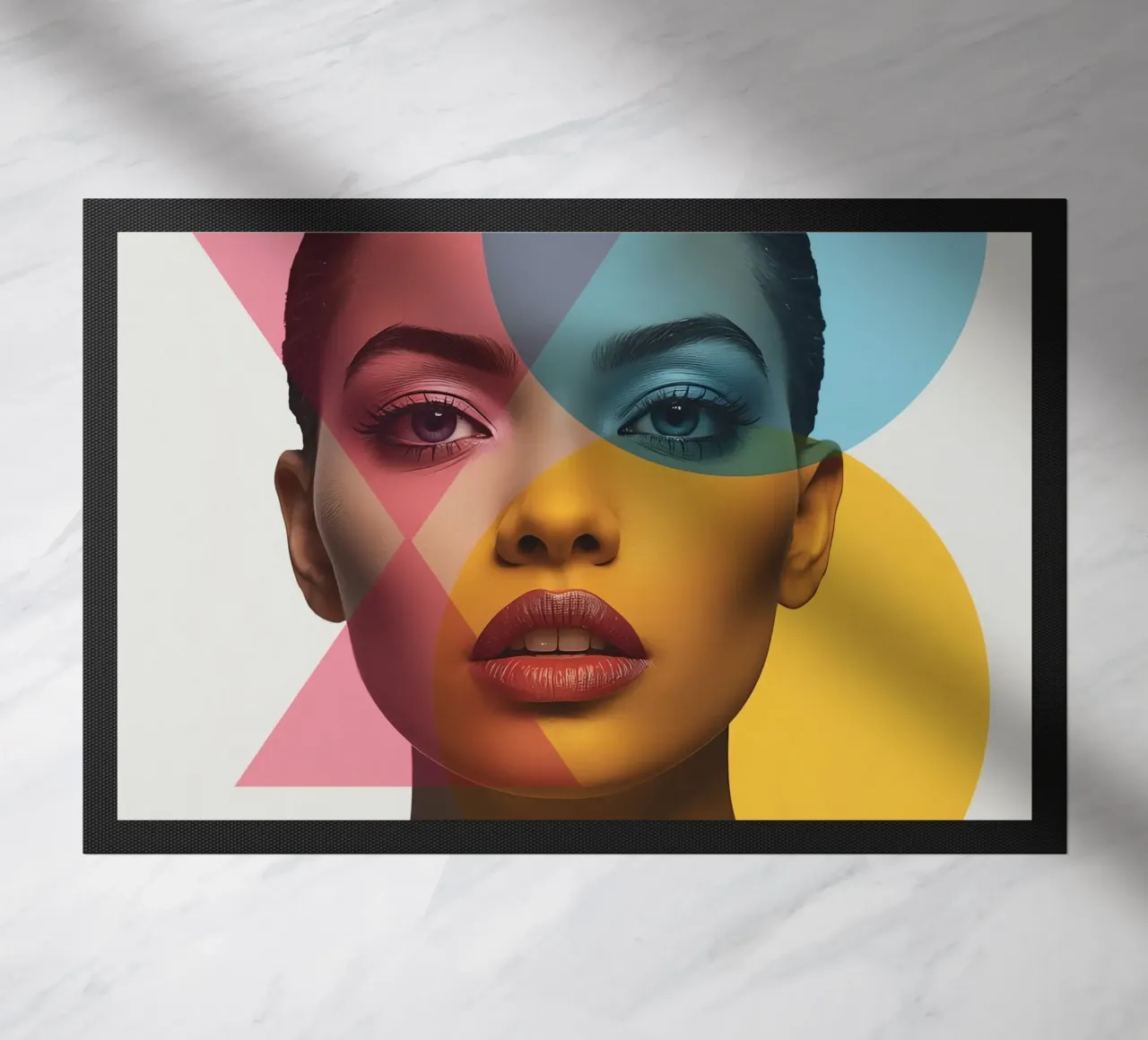 Ritratto di donna con forme geometriche e colori vivaci zerbino da DesignDoodle