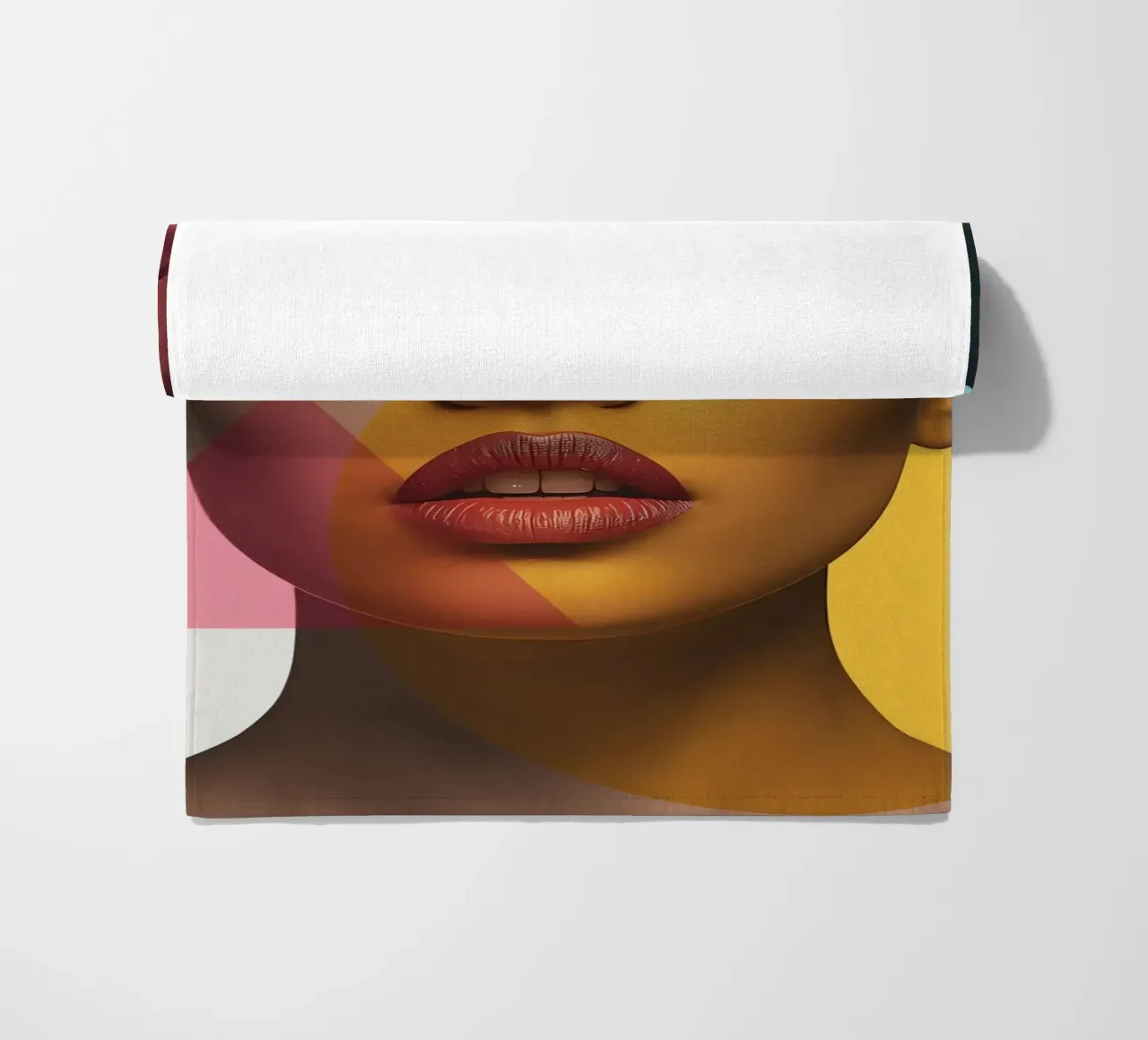 Ritratto di donna con forme geometriche e colori vivaci telo mare da DesignDoodle