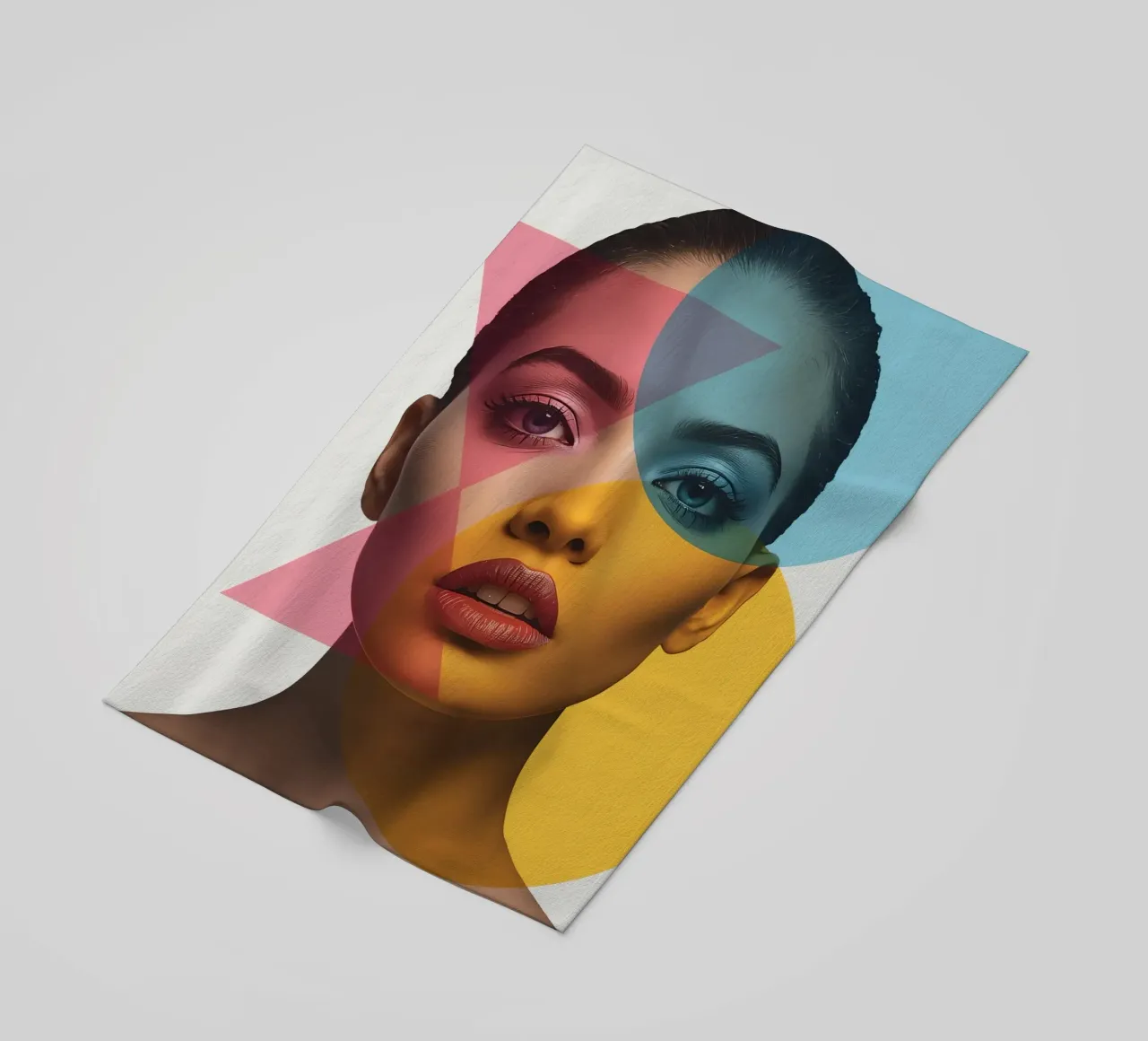 Ritratto di donna con forme geometriche e colori vivaci telo mare da DesignDoodle
