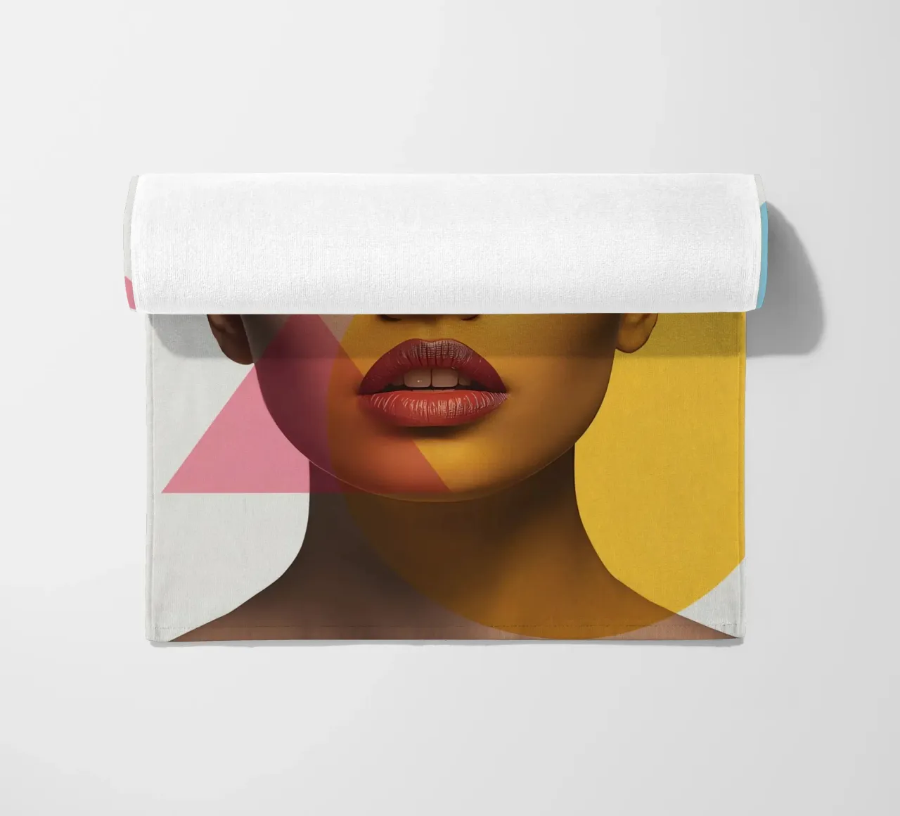 Ritratto di donna con forme geometriche e colori vivaci telo mare da DesignDoodle