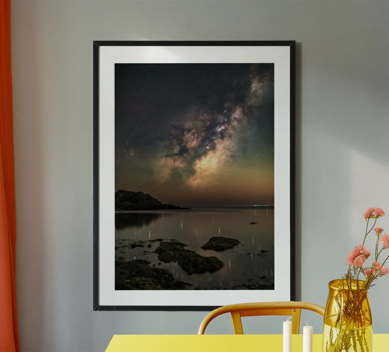 cielo notturno via lattea poster con telaio in legno da Earthly Visions