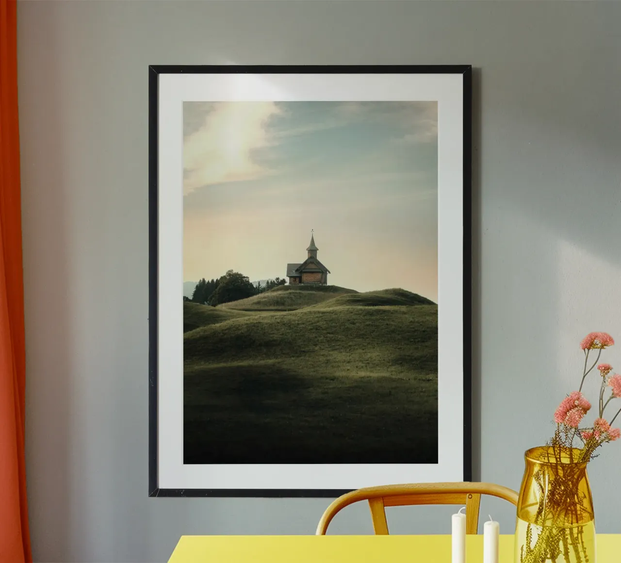 collina della cappella poster con telaio in alluminio da Earthly Visions