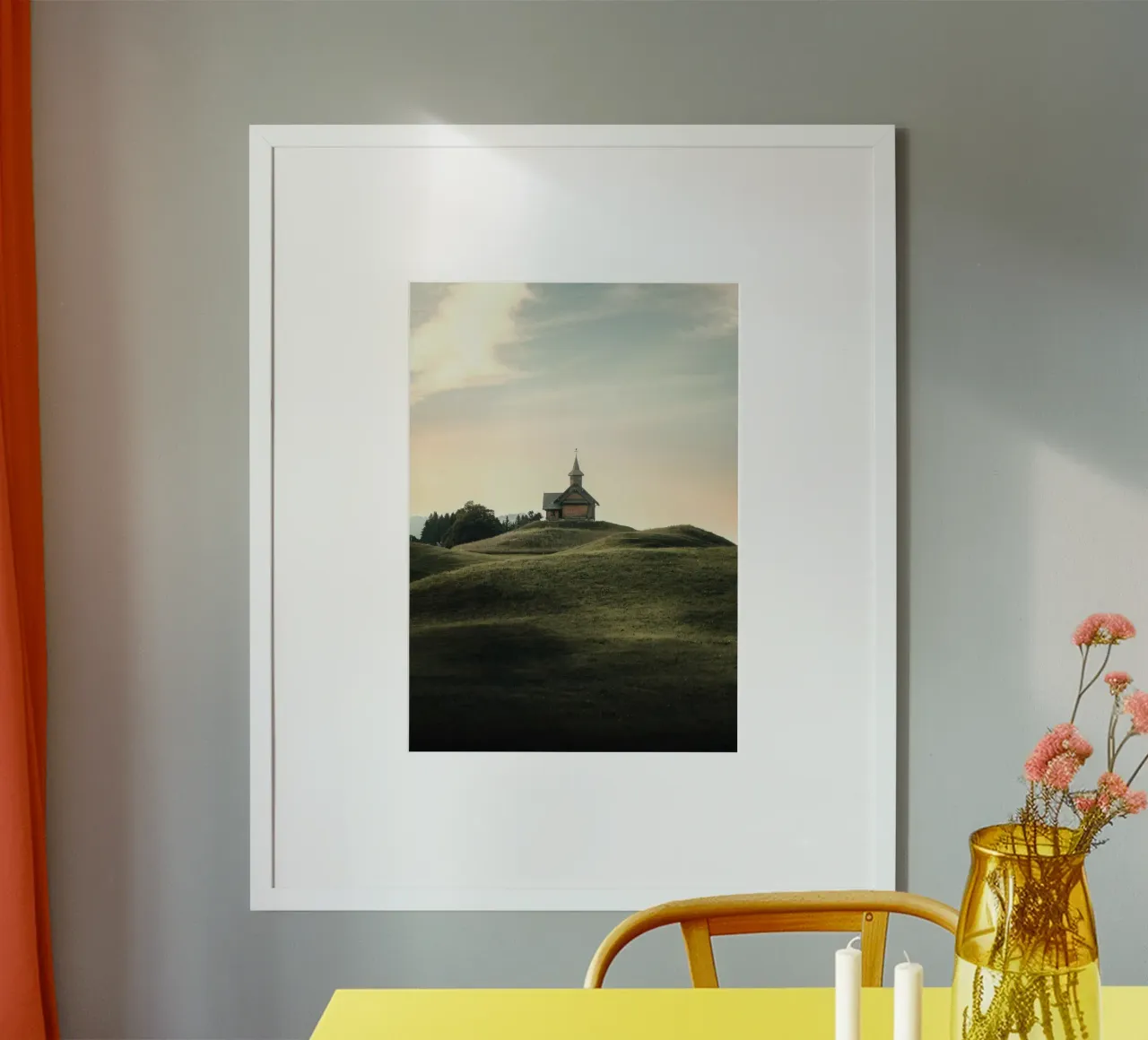collina della cappella poster con telaio in alluminio da Earthly Visions