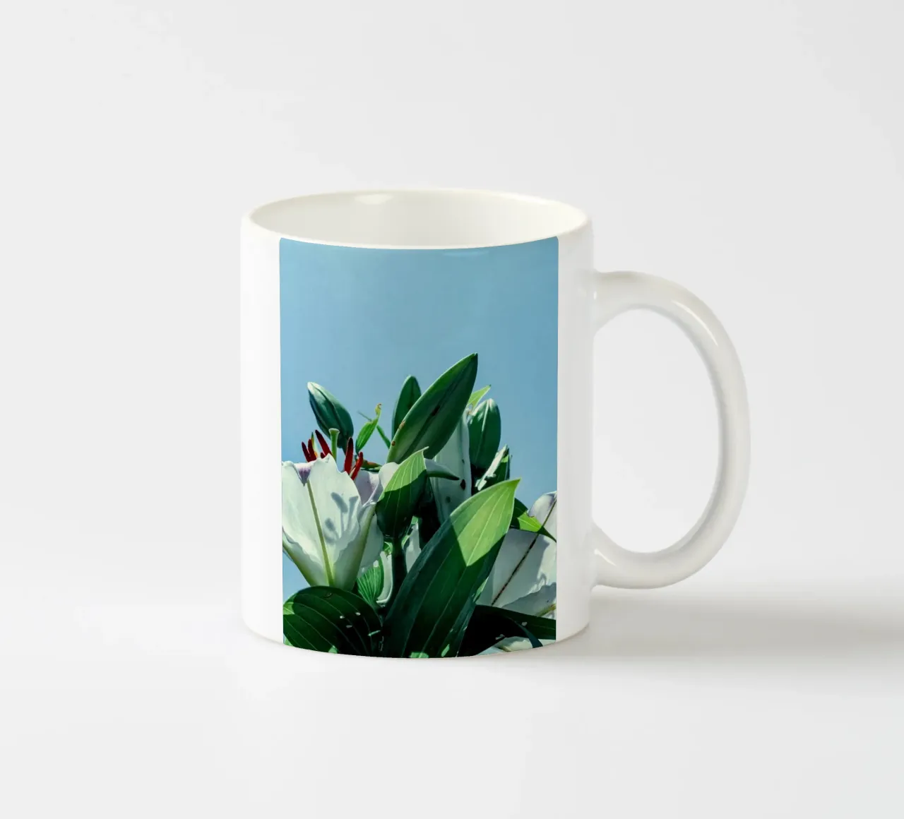 fiori bianchi gigli tazza in ceramica da Earthly Visions