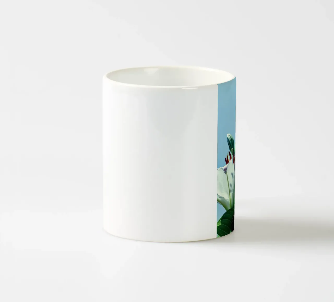 fiori bianchi gigli tazza in ceramica da Earthly Visions
