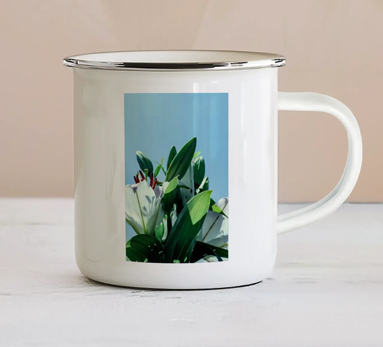 fiori bianchi gigli tazza in smalto da Earthly Visions