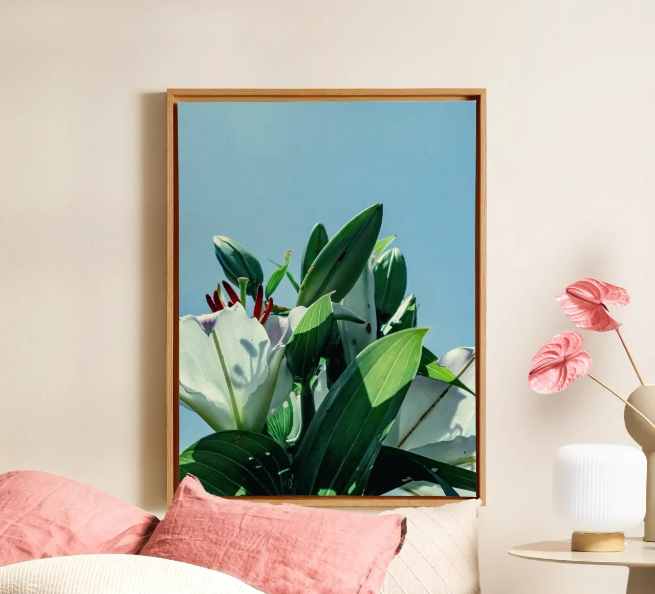 fiori bianchi gigli tela con Cornice a cassetta da Earthly Visions
