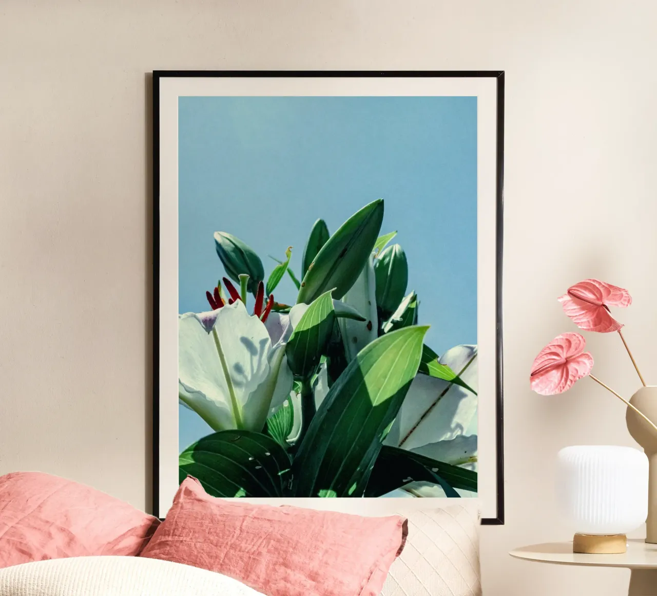 fiori bianchi gigli poster con telaio in plastica da Earthly Visions