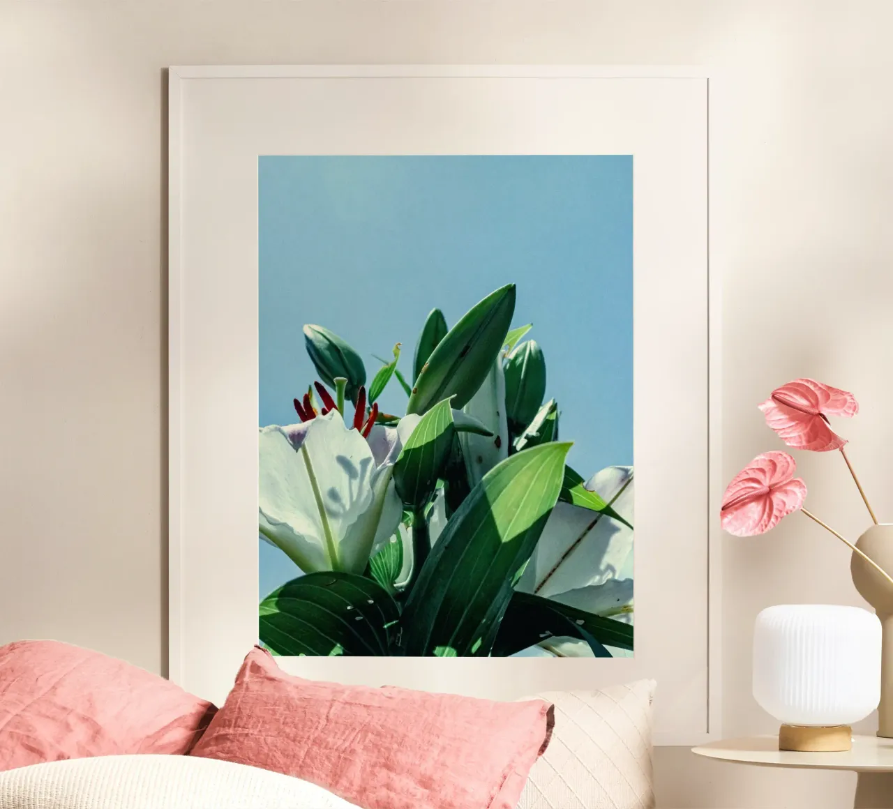 fiori bianchi gigli poster con telaio in plastica da Earthly Visions
