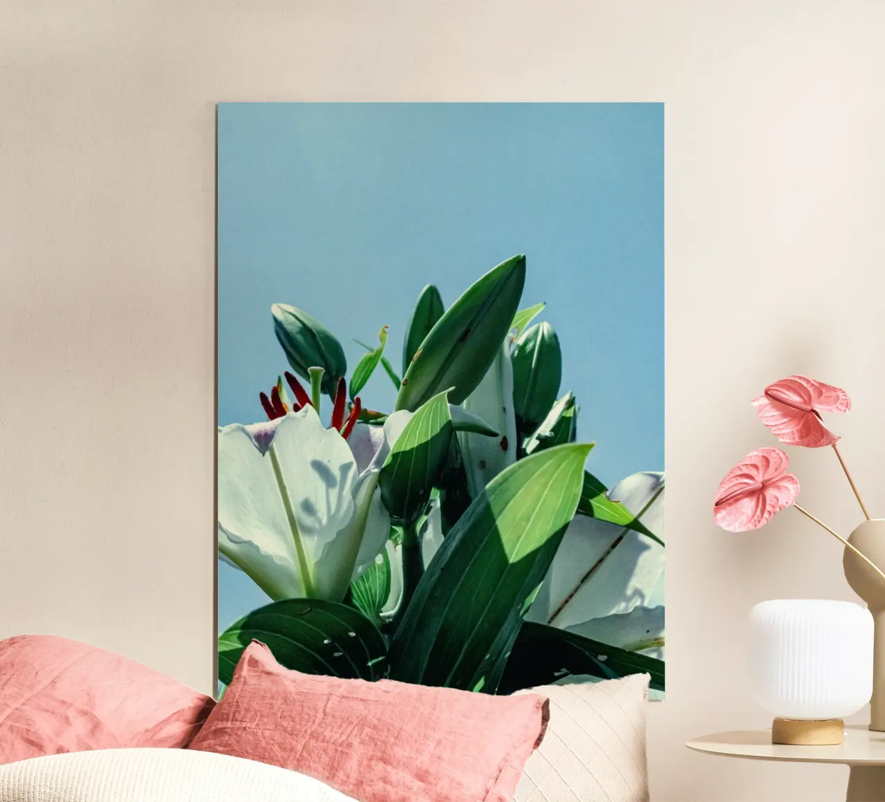 fiori bianchi gigli poster con telaio in plastica da Earthly Visions