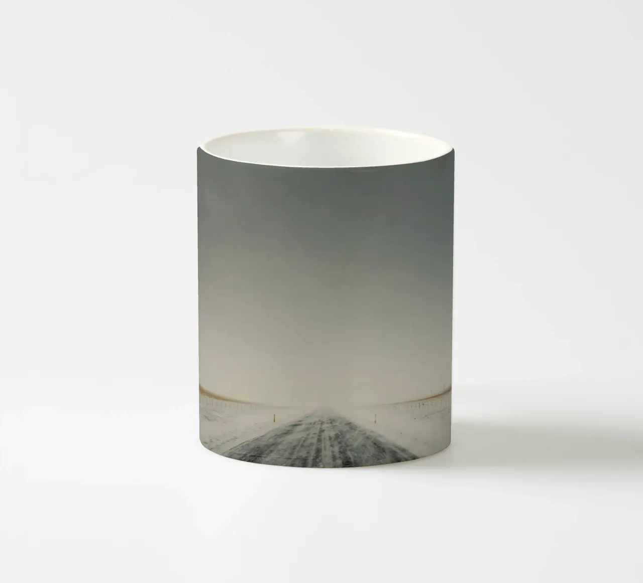 neve su strada tazza in ceramica da Earthly Visions