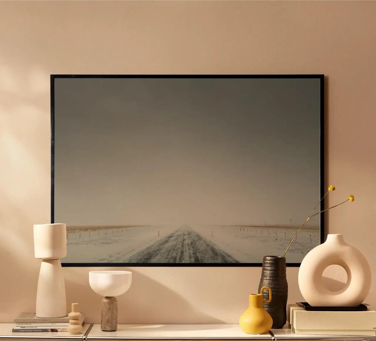 neve su strada poster con telaio in plastica da Earthly Visions