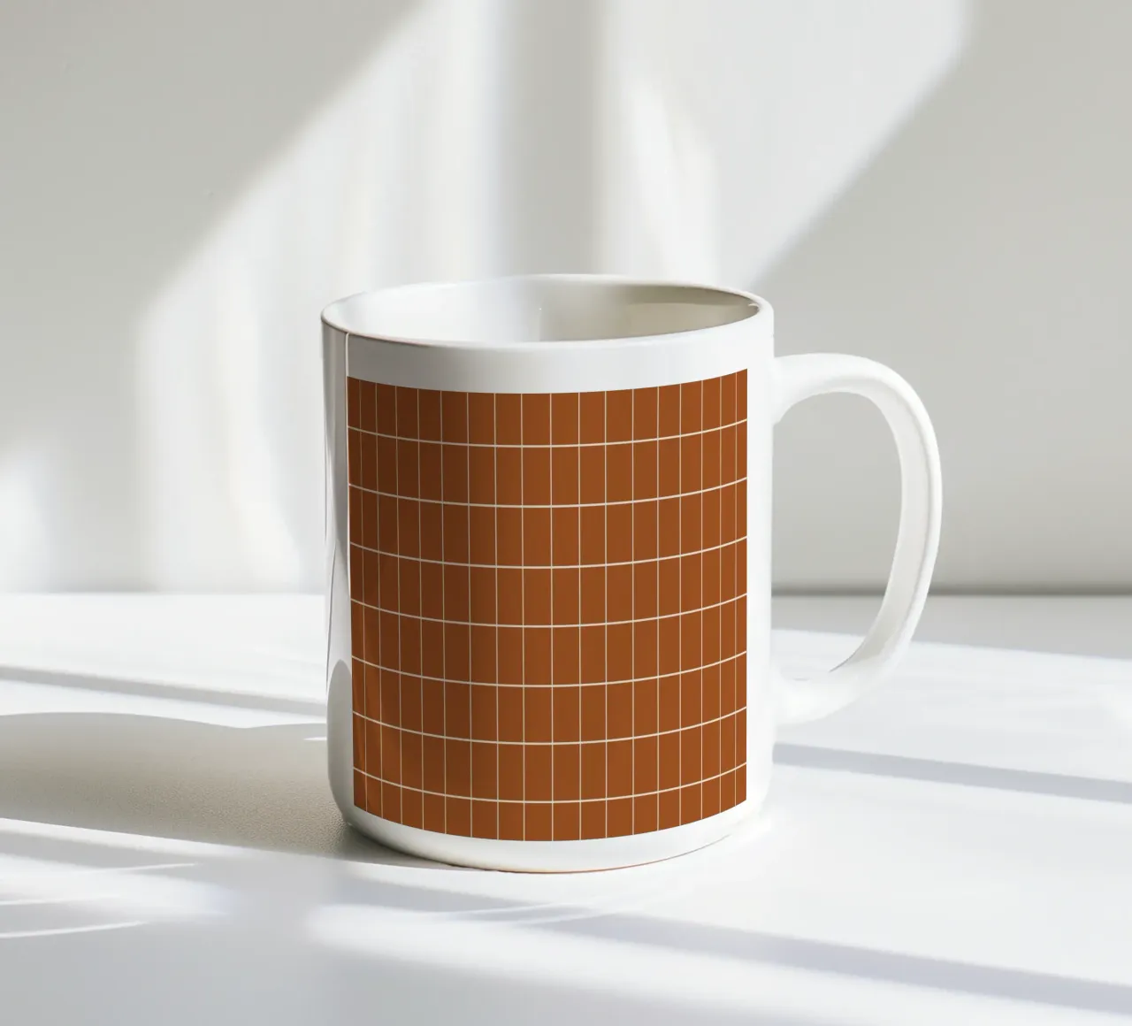 Griglia geometrica marrone tazza in ceramica da Little Dean