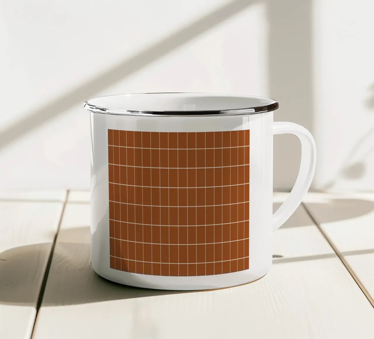 Griglia geometrica marrone tazza in smalto da Little Dean