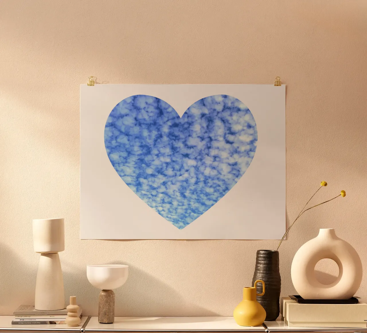 Herz aus Wolken (The sky is my favorite color) poster con telaio in legno da Frida + frei