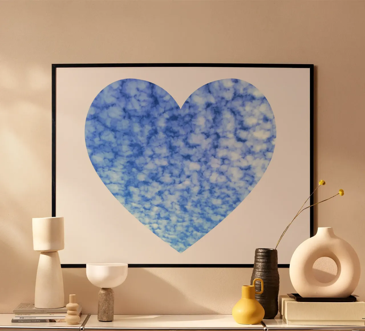 Herz aus Wolken (The sky is my favorite color) poster con telaio in legno da Frida + frei