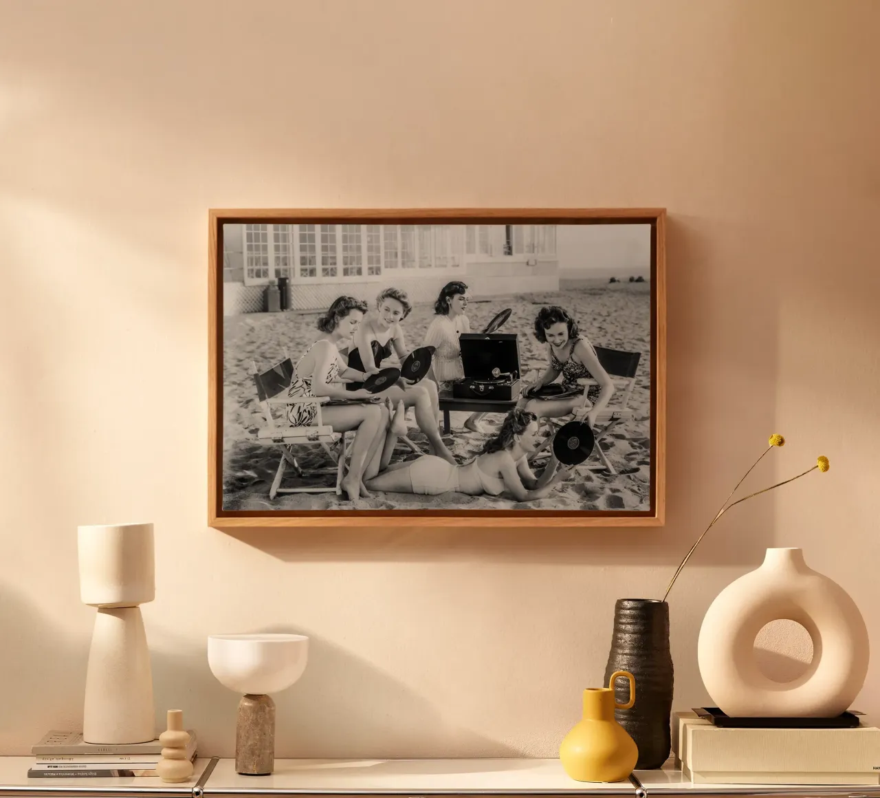 Donne che giocano a dischi sulla spiaggia, foto vecchia in bianco e nero tela con Cornice a cassetta da Vibrant Vintage Prints