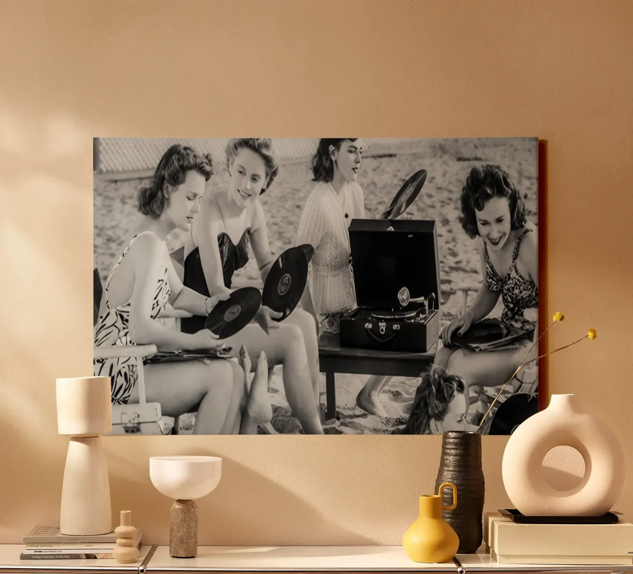 Donne che giocano a dischi sulla spiaggia, foto vecchia in bianco e nero tela con Cornice a cassetta da Vibrant Vintage Prints