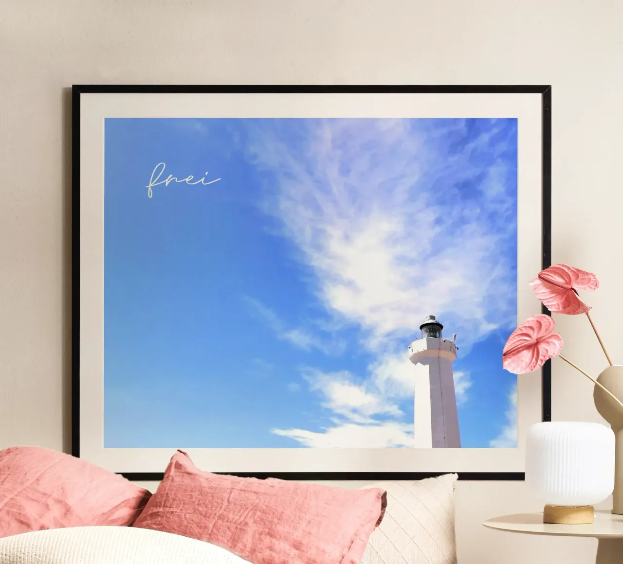 frei (Leuchtturm) Poster mit Holzrahmen von Frida + frei