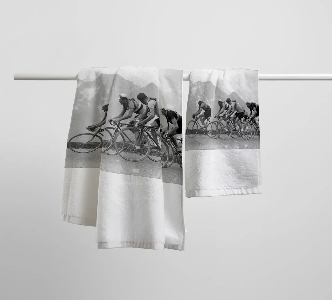 Gara Peleton 1950 Vecchio Bw asciugamano da bagno da SPECIAL SHOP GENTHO UK