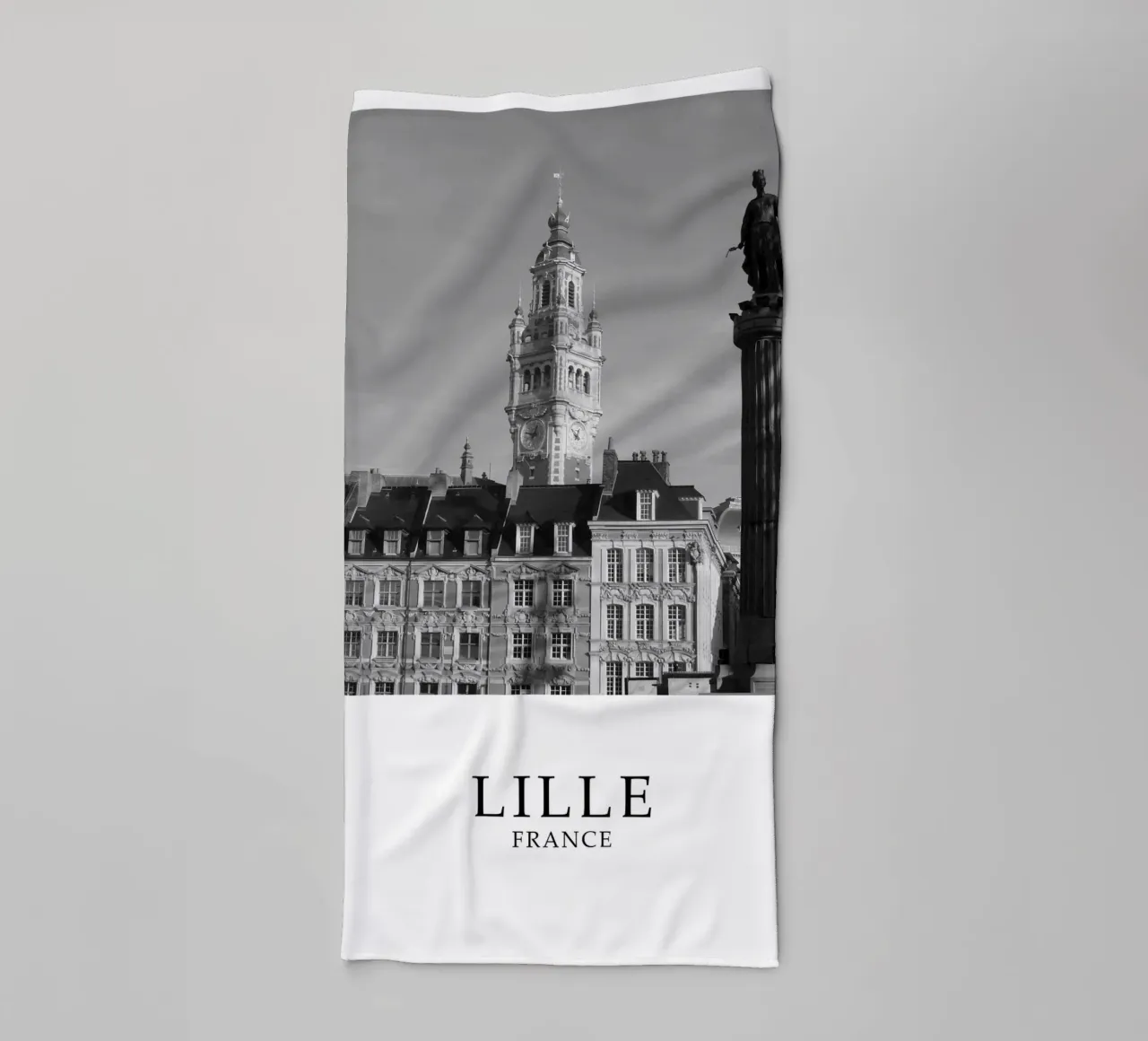 Lille Francia Architettura Scena in scala di grigi asciugamano da bagno da Charnwood Prints