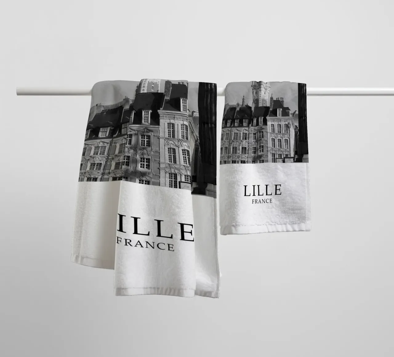 Lille Francia Architettura Scena in scala di grigi asciugamano da bagno da Charnwood Prints