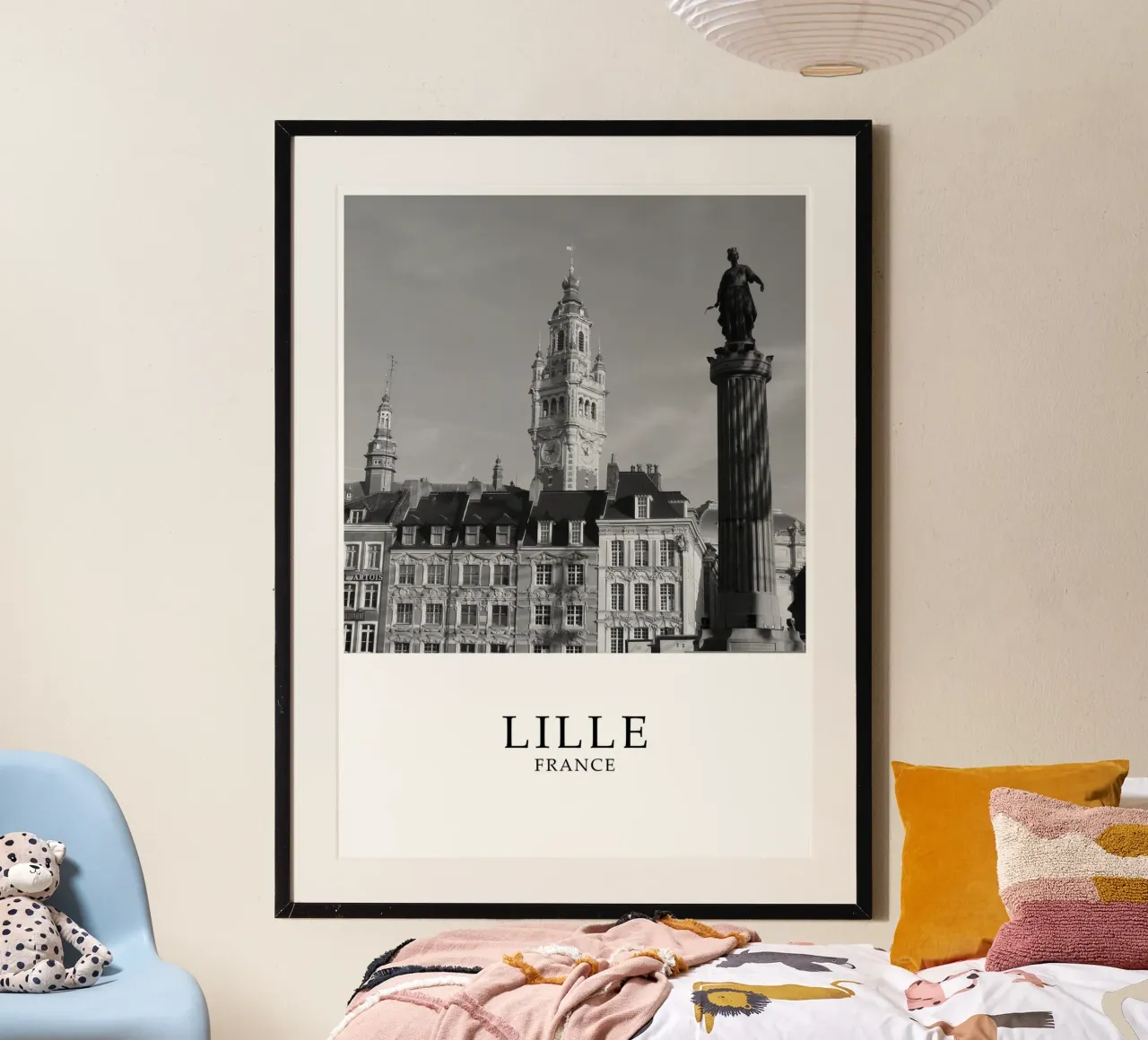 Lille Francia Architettura Scena in scala di grigi poster con telaio in legno da Charnwood Prints