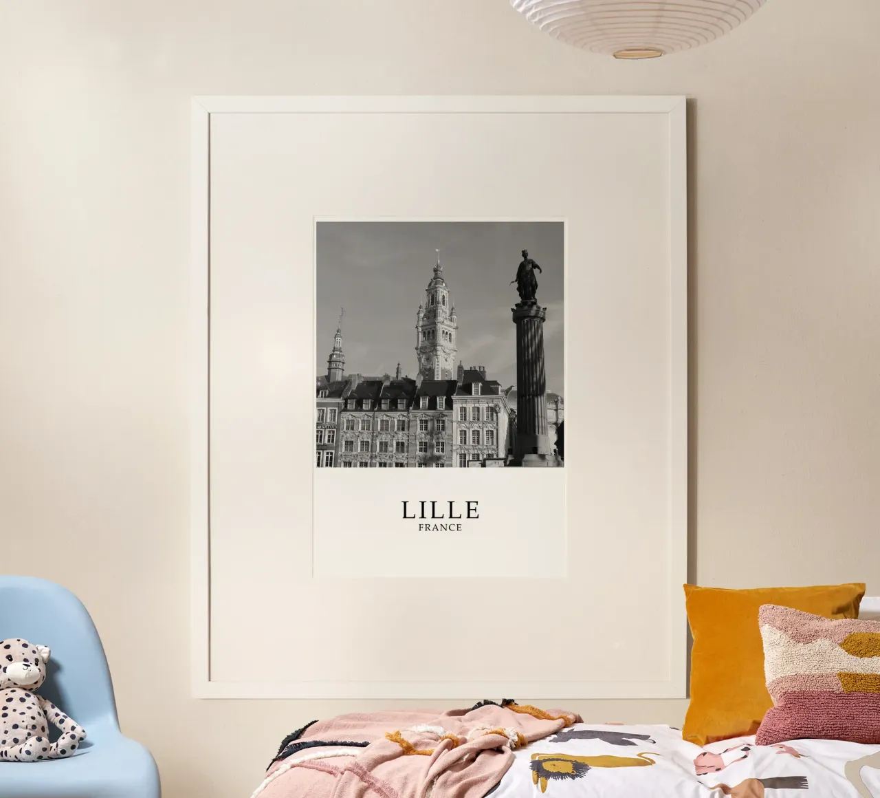 Lille Francia Architettura Scena in scala di grigi poster con telaio in legno da Charnwood Prints